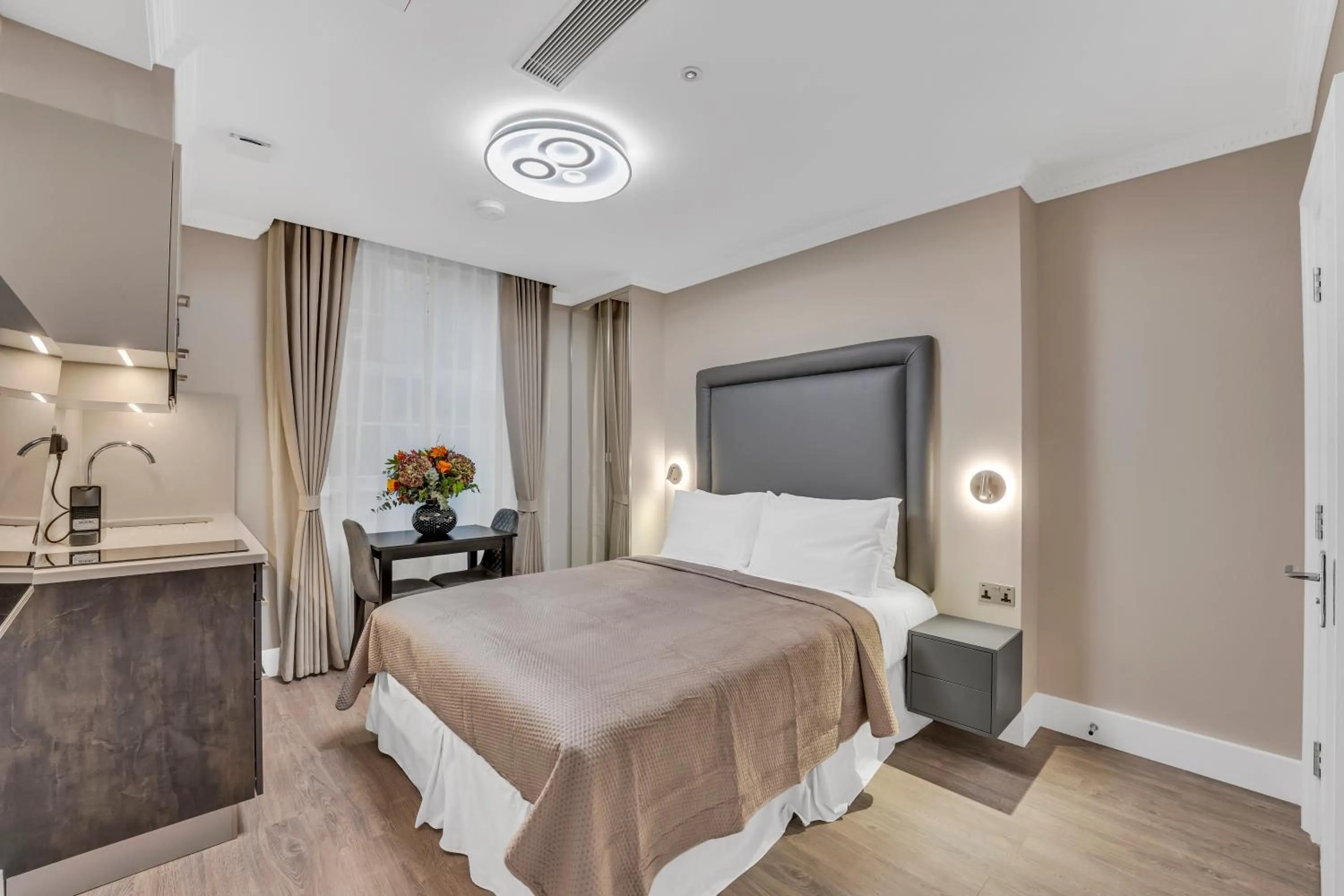 Photo of the whole room, Bed in Cleveland Residences Bloomsbury