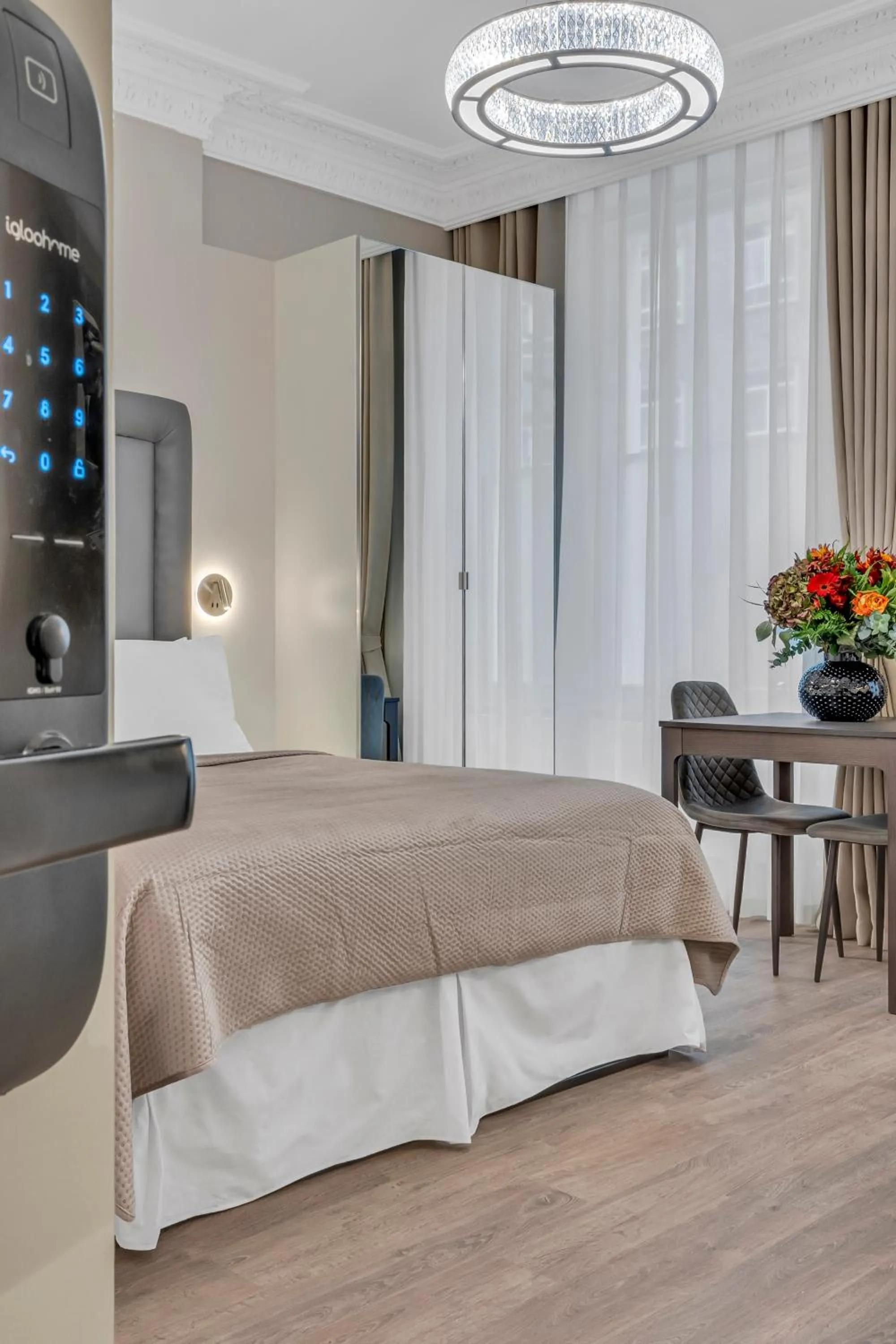 Living room, Bed in Cleveland Residences Bloomsbury