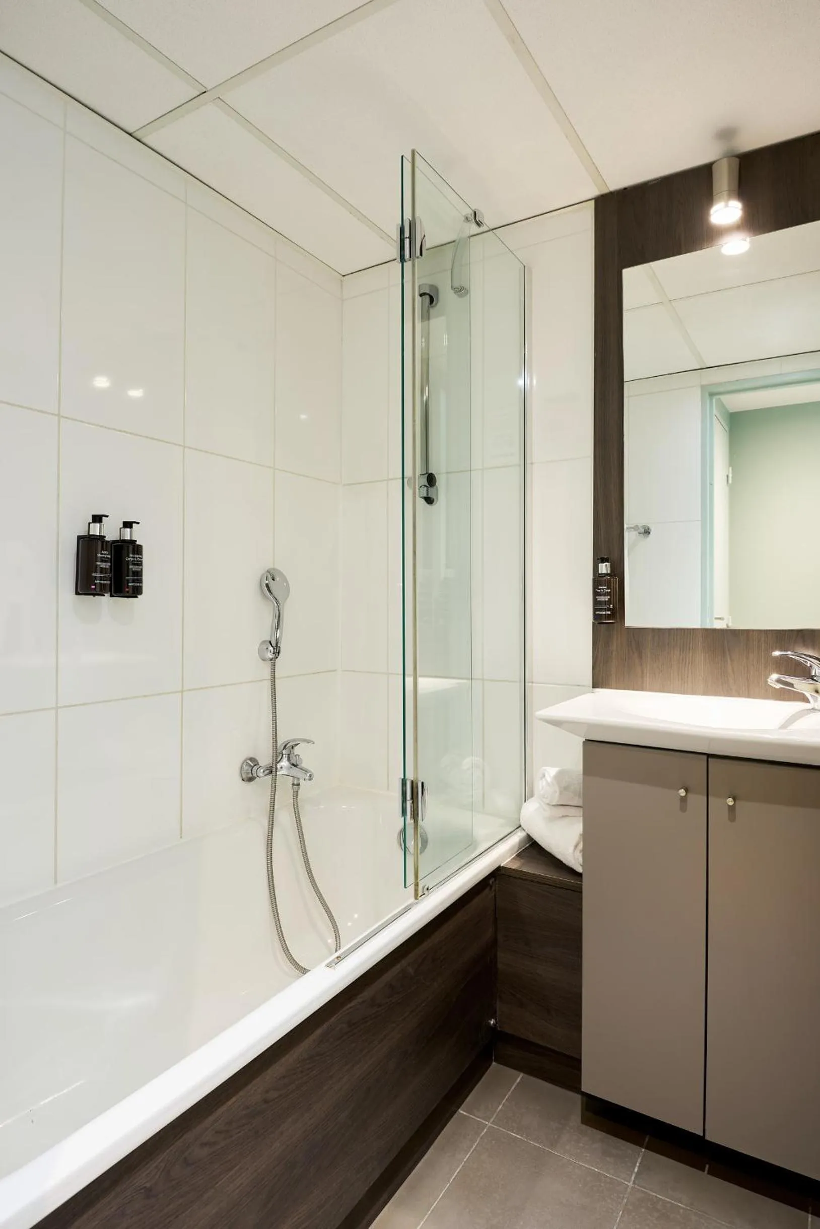 Bathroom in Hôtel Ligo by HappyCulture