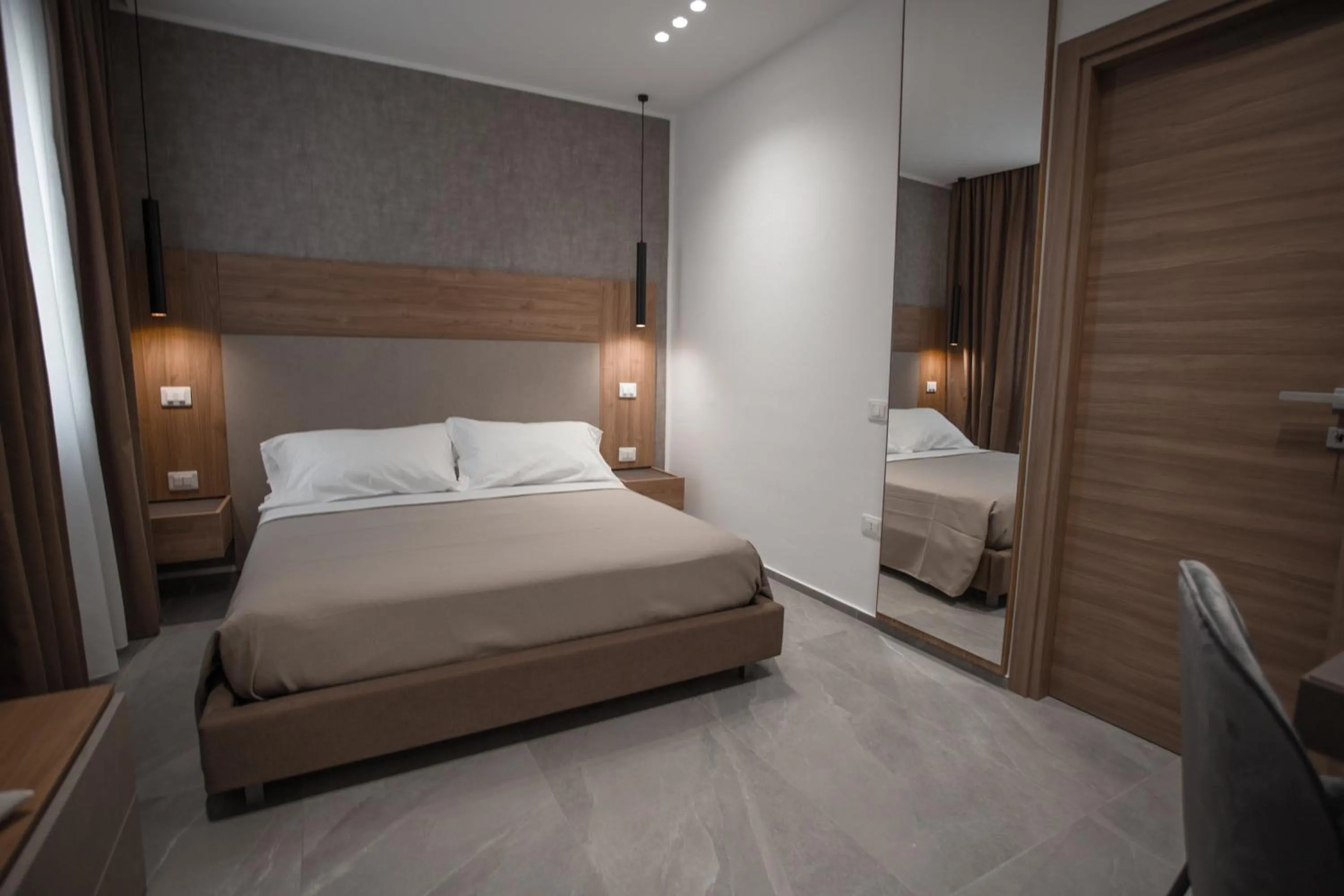 Bedroom, Bed in Alexander House Hotel