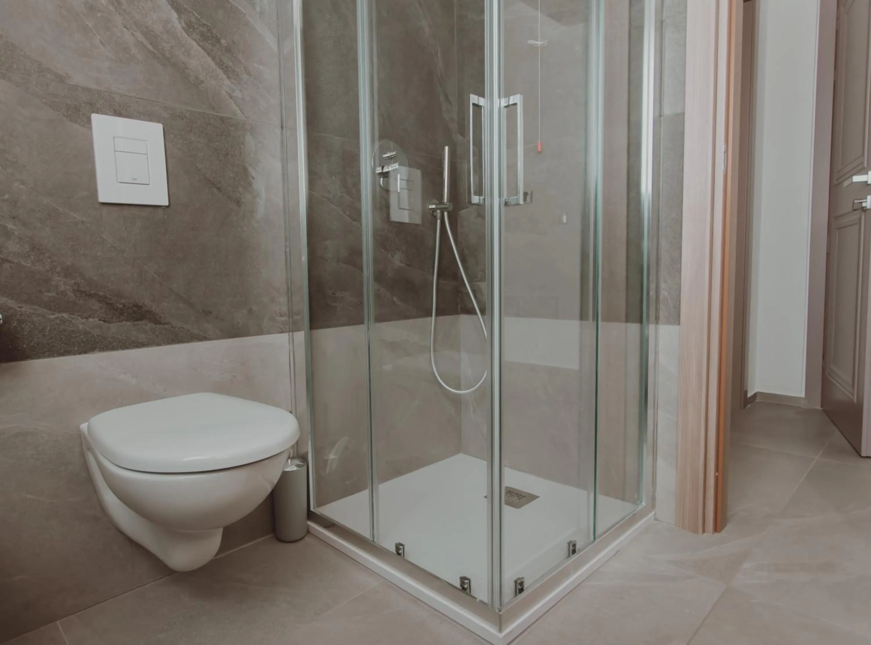 Shower in Alexander House Hotel