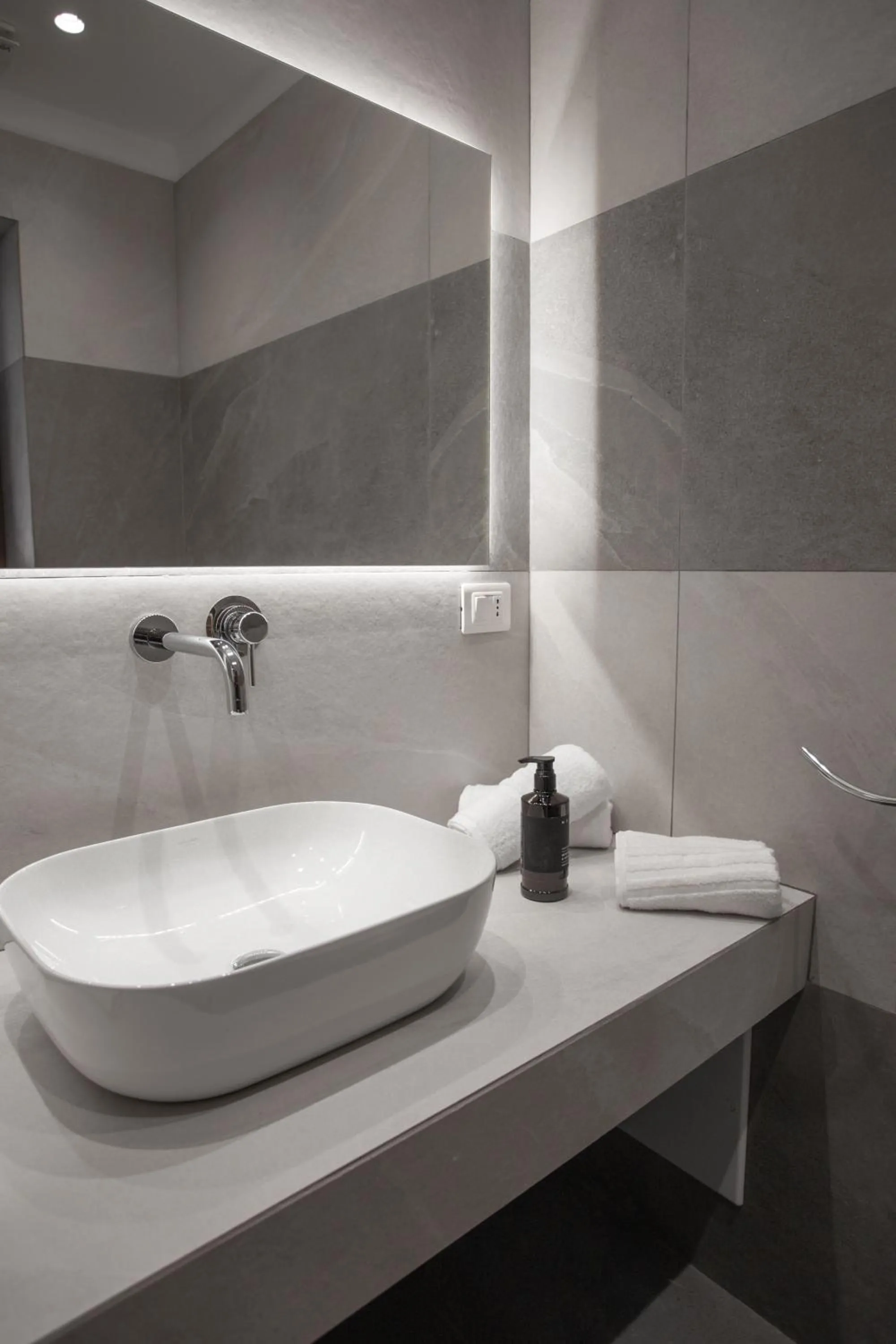 Bathroom in Alexander House Hotel