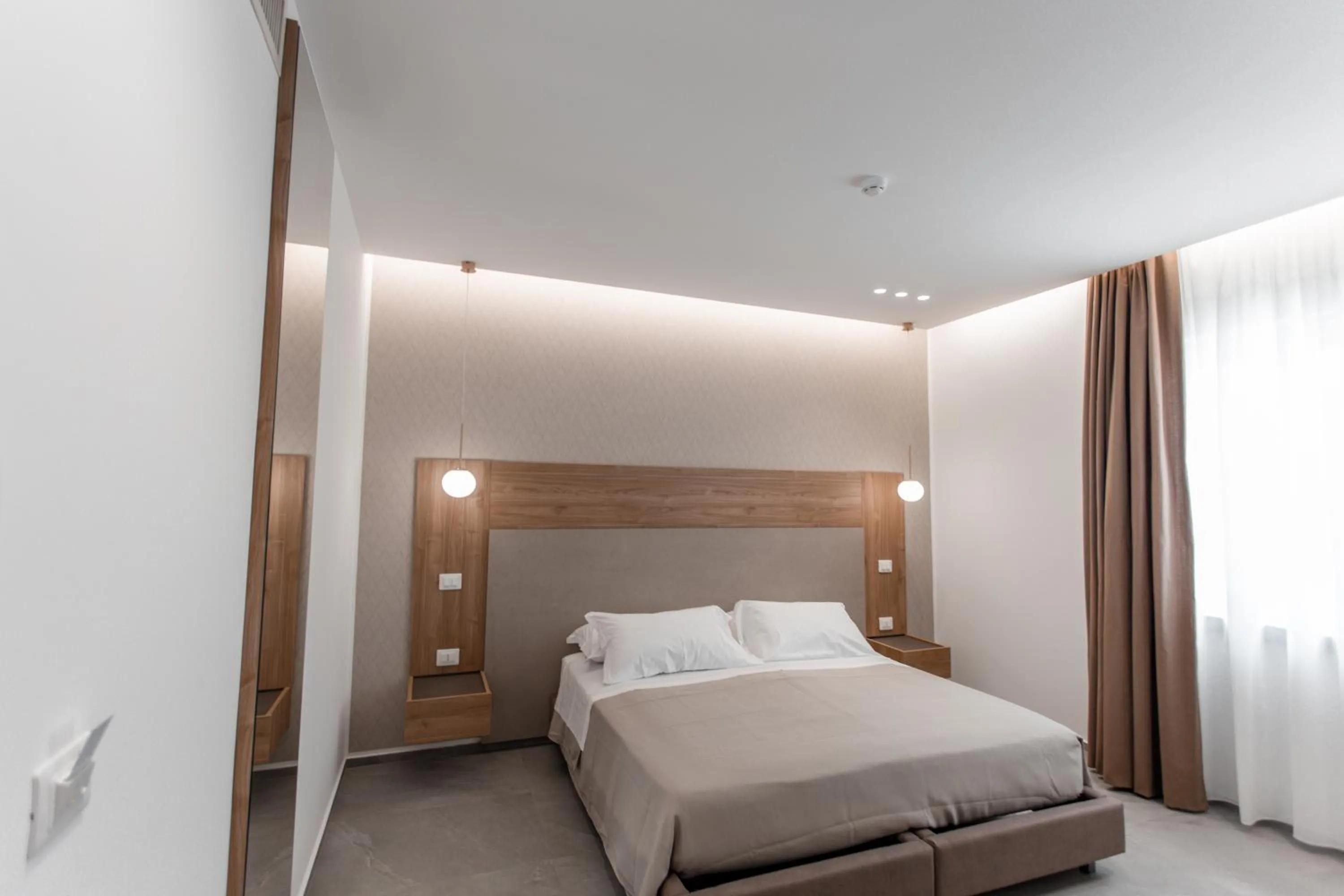 Bedroom, Bed in Alexander House Hotel