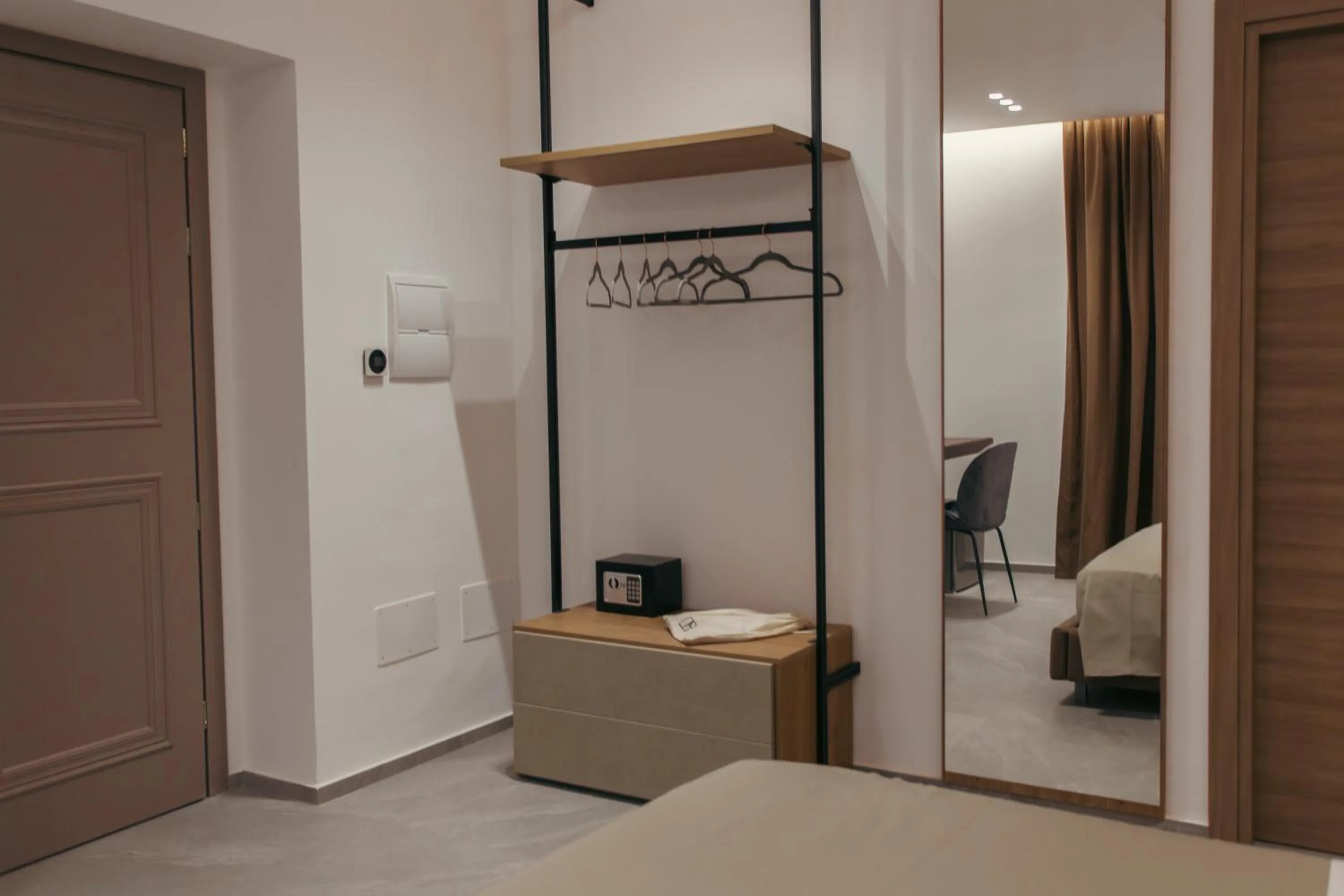 Bedroom, Bed in Alexander House Hotel