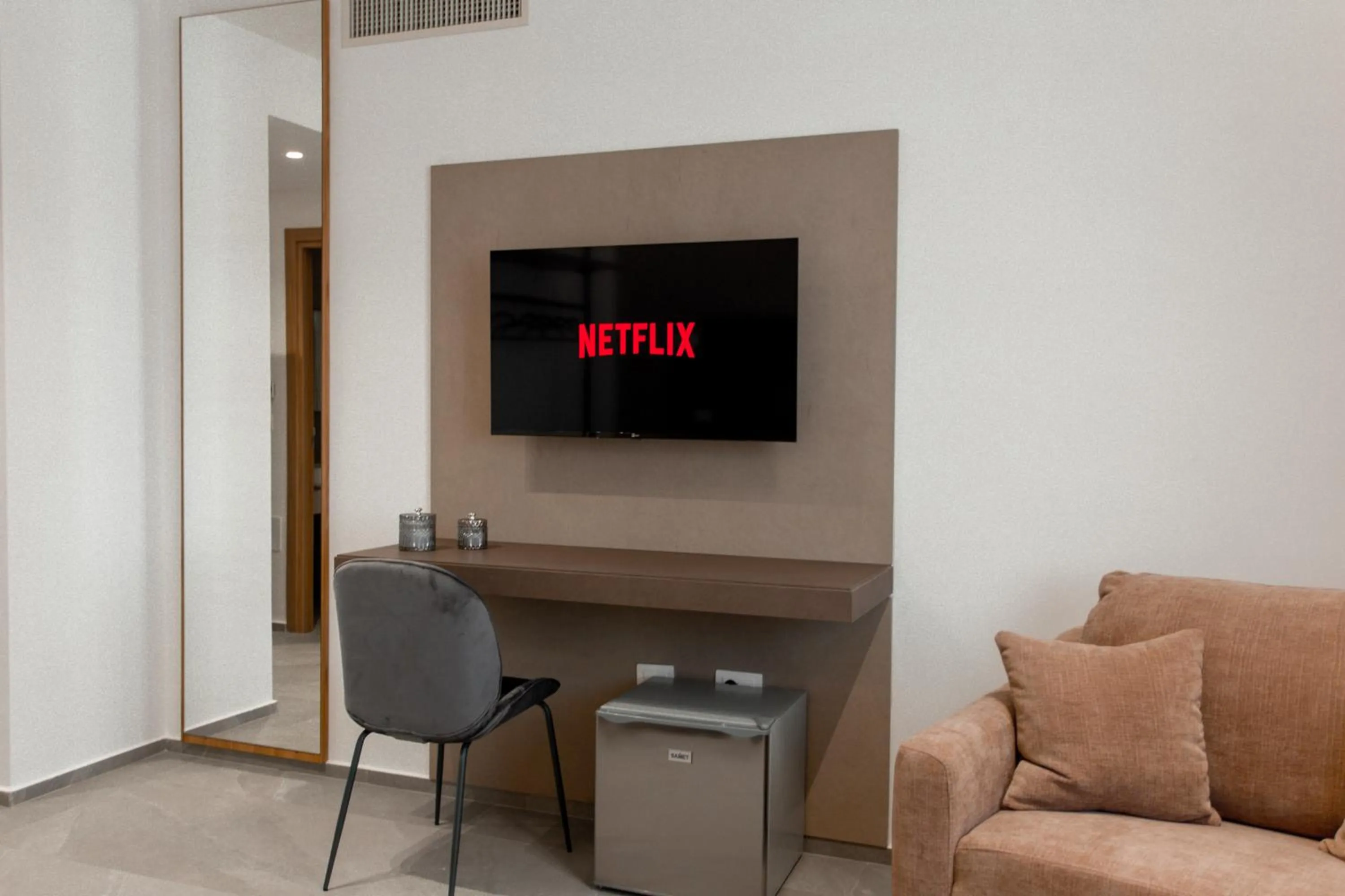 TV and multimedia in Alexander House Hotel