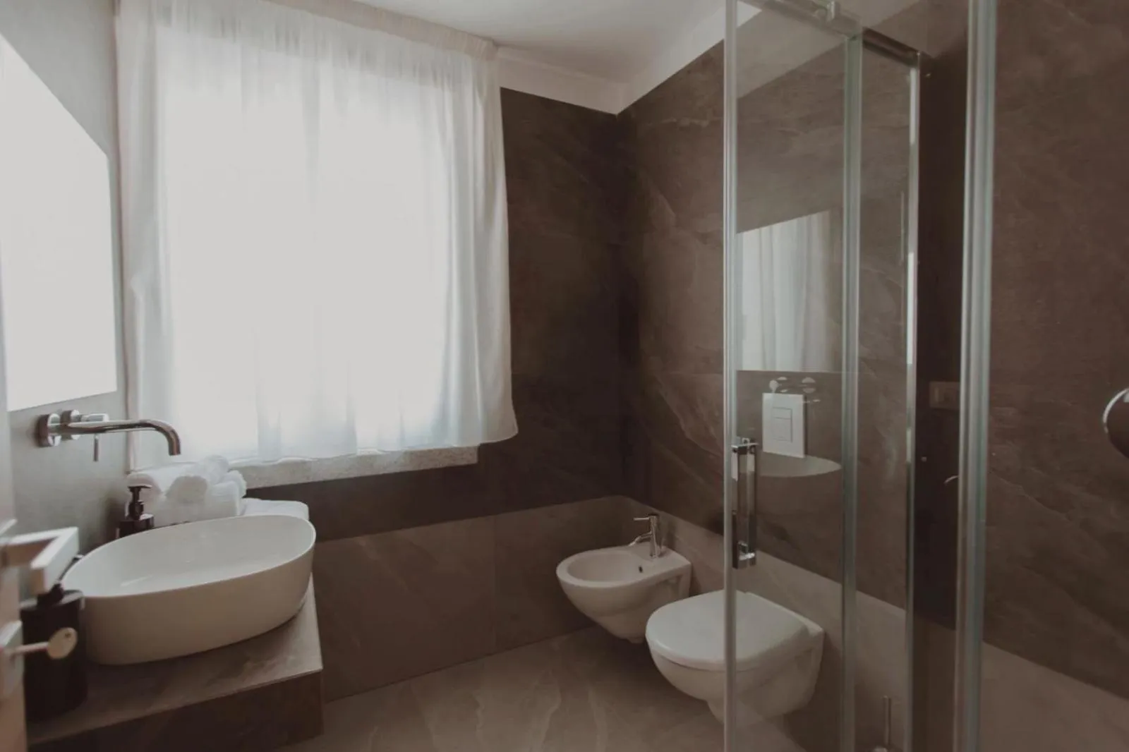 Shower in Alexander House Hotel