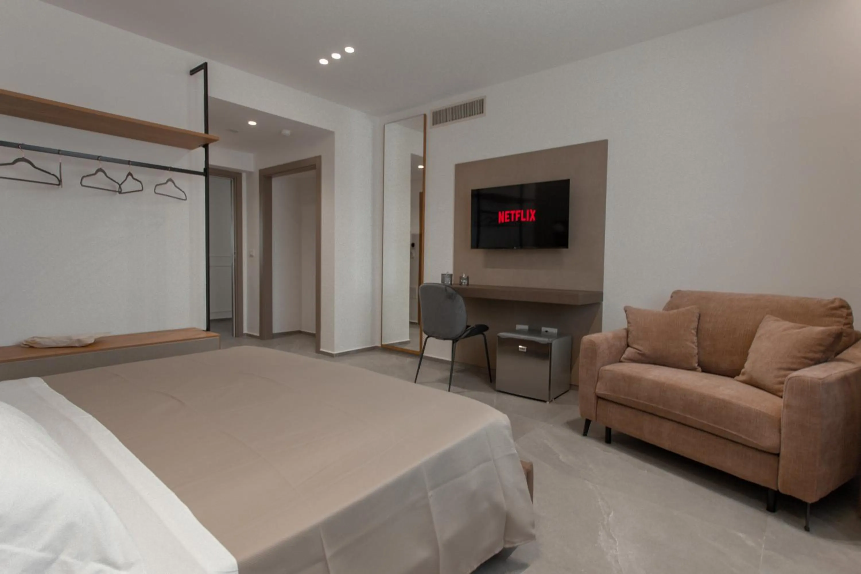 TV and multimedia, Bed in Alexander House Hotel