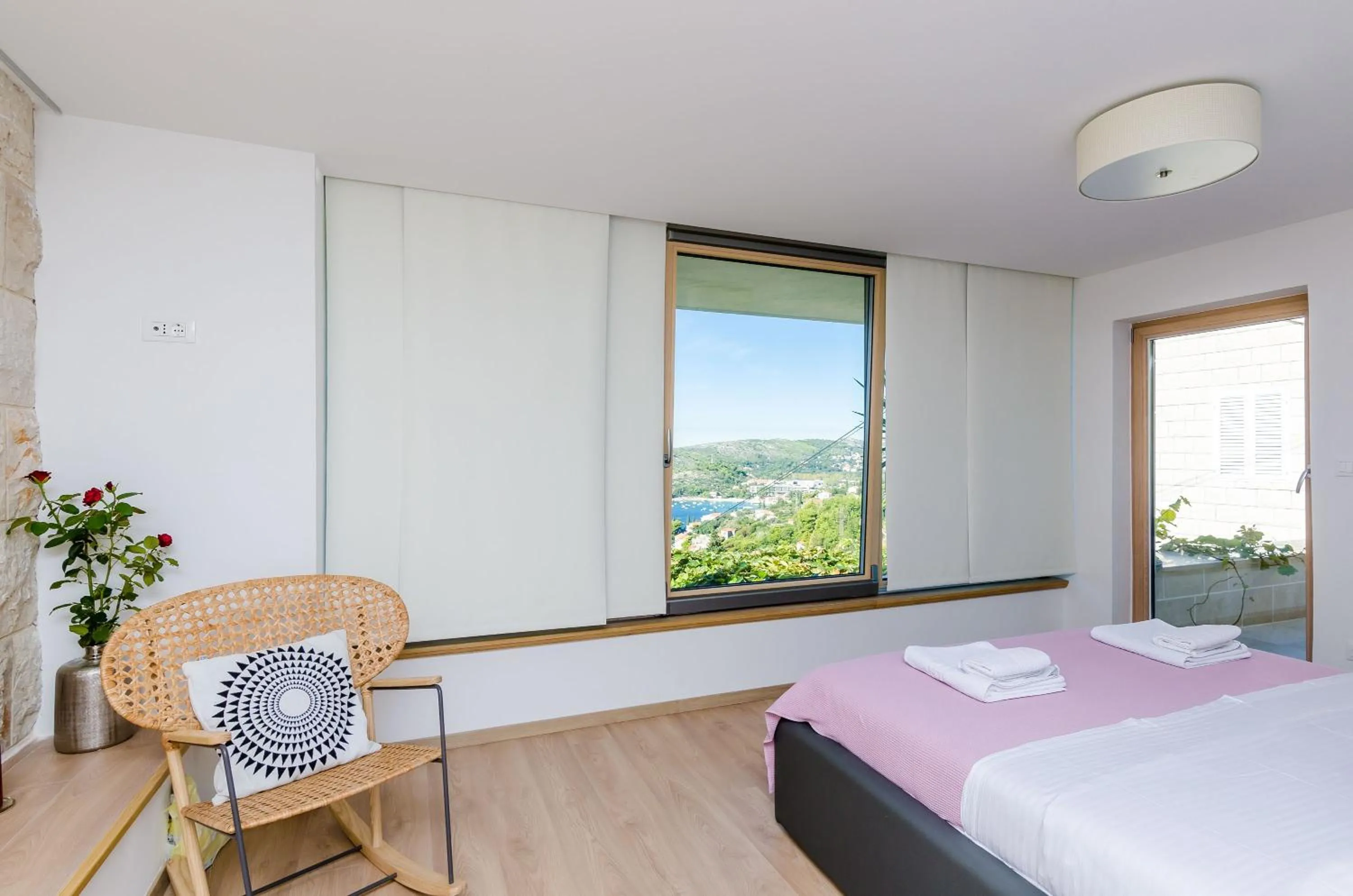 Sea view, Bed in Villa Art Gallery