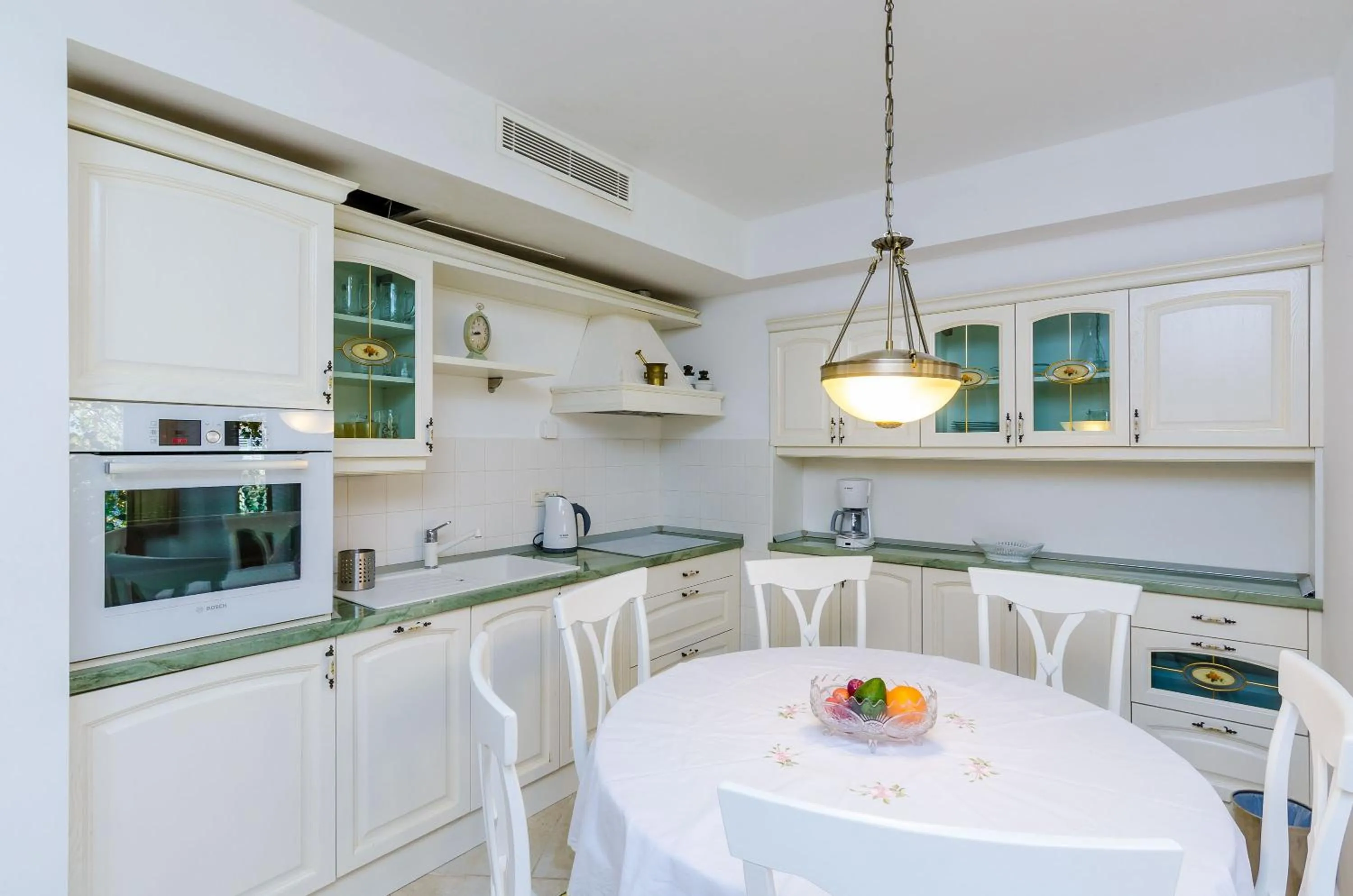 Kitchen or kitchenette in Villa Art Gallery