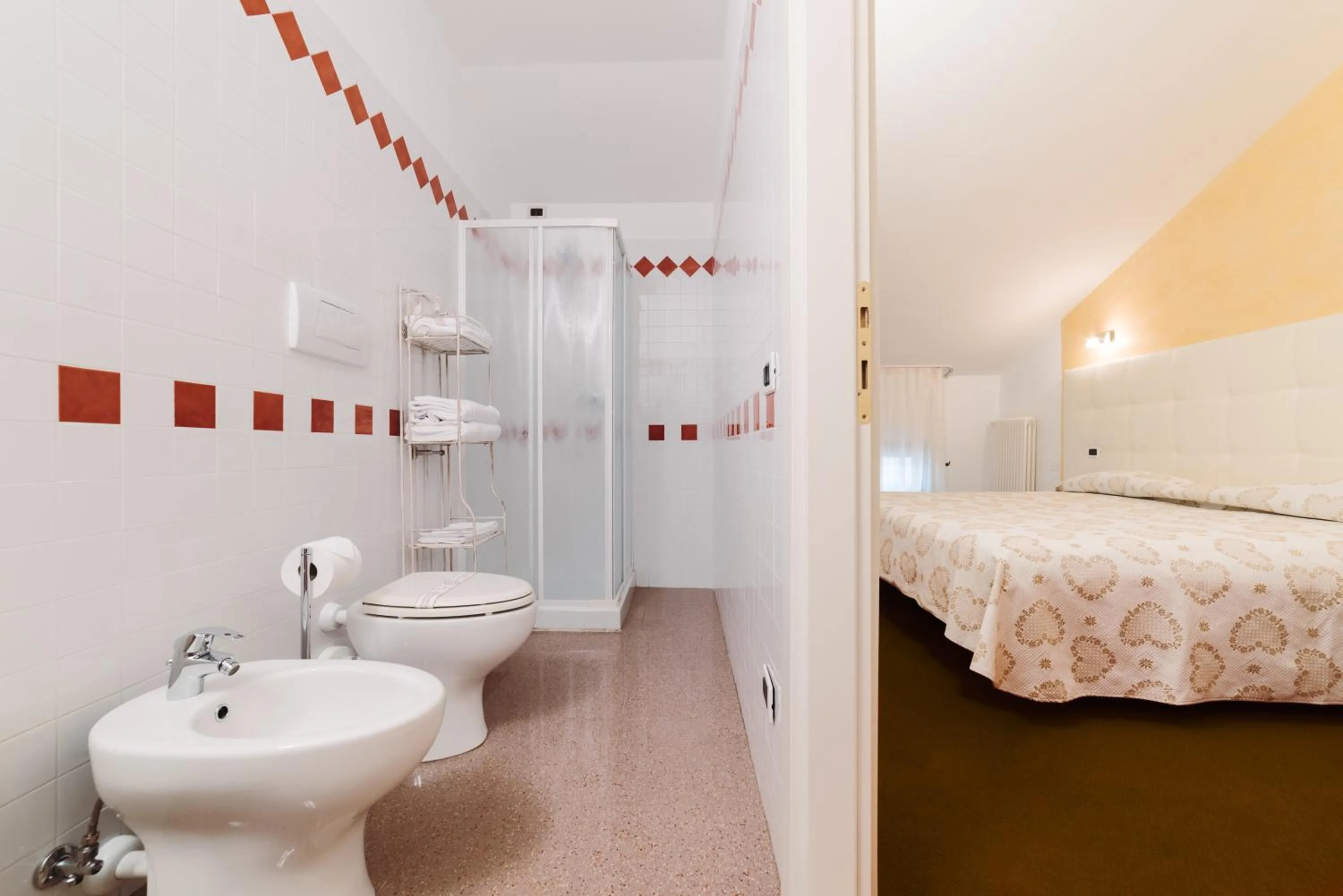 Shower, Bed in Hotel Roma