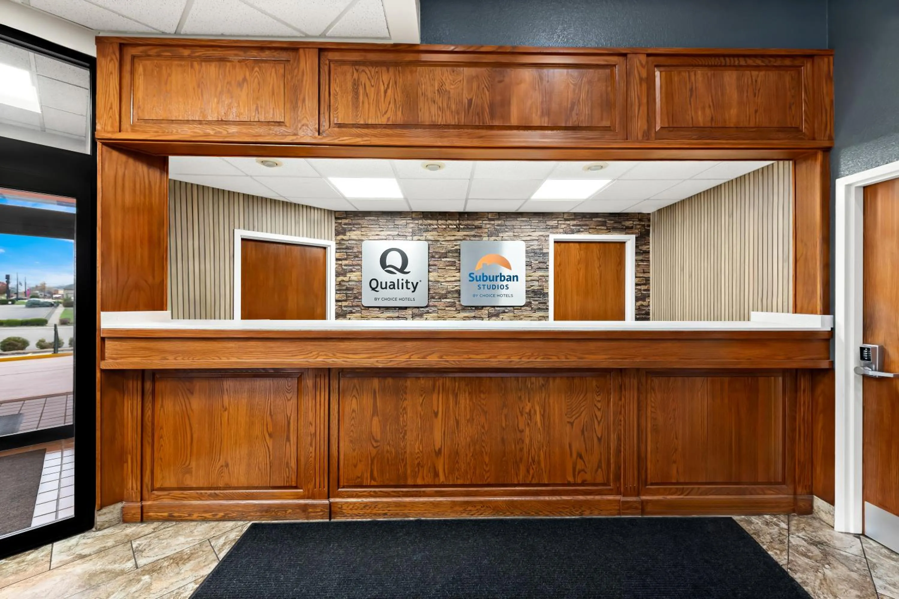 Lobby or reception in Suburban Studios Mason Near Kings Island