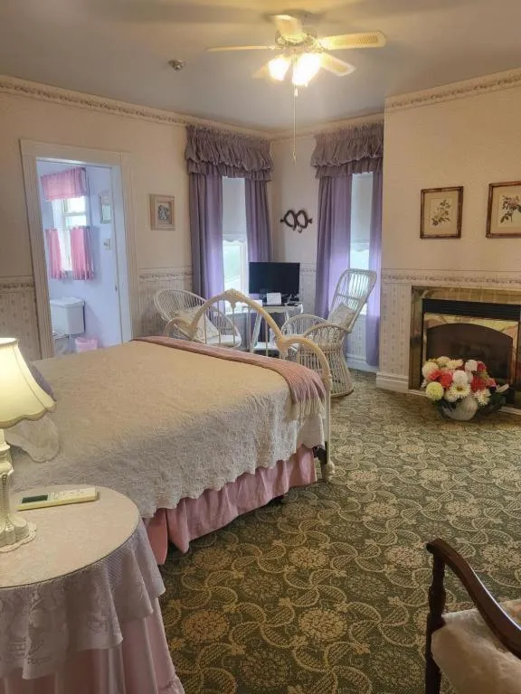 Bed in Cranberry Cove Inn