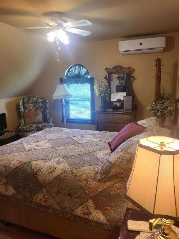 Bed in Cranberry Cove Inn