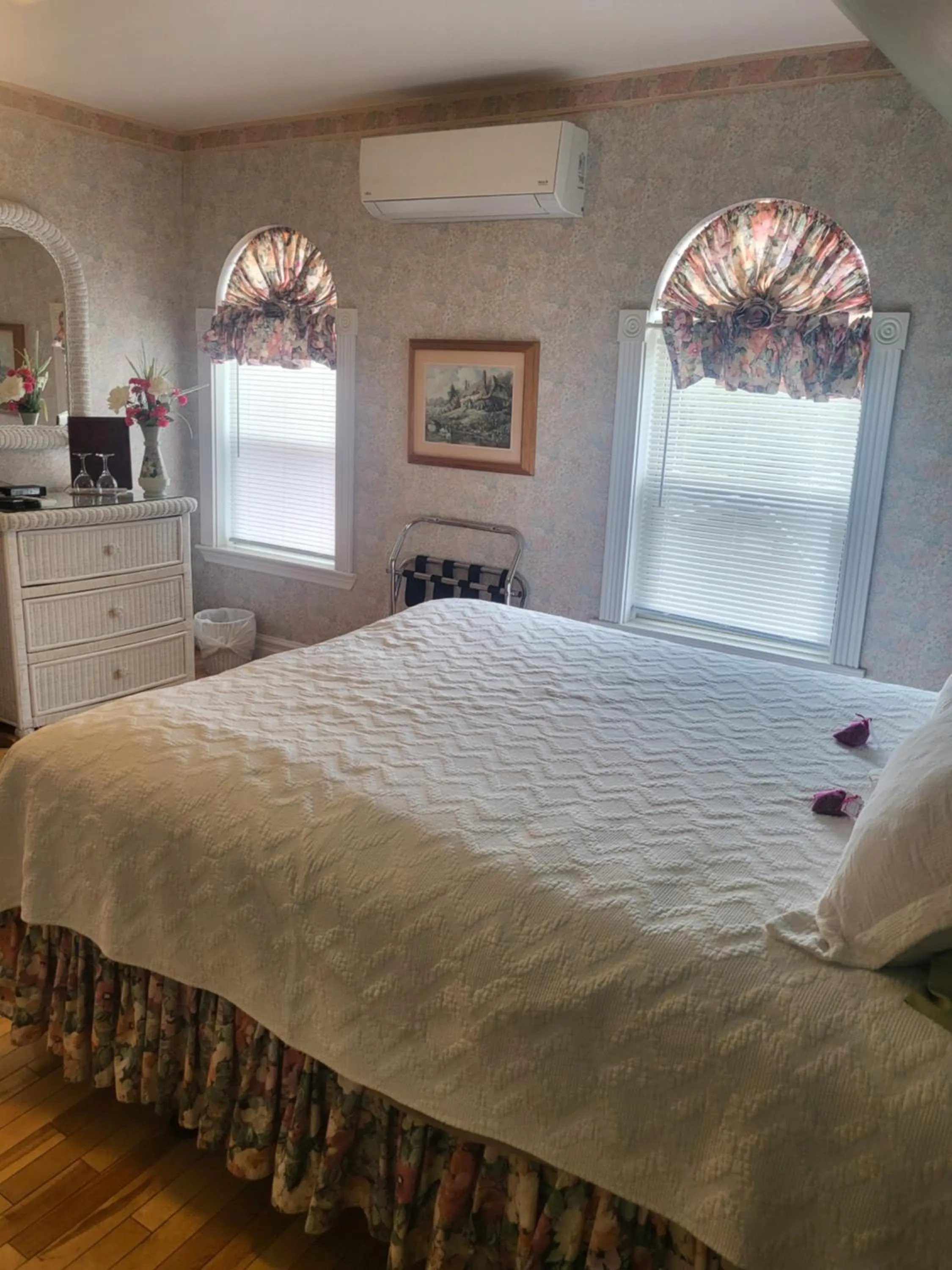 Photo of the whole room, Bed in Cranberry Cove Inn