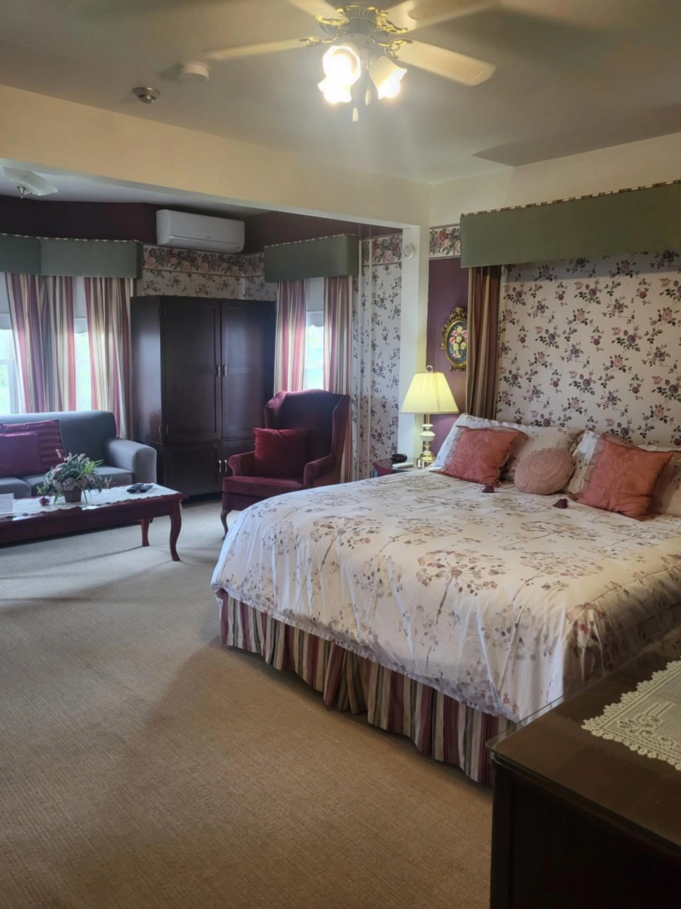 Bed in Cranberry Cove Inn