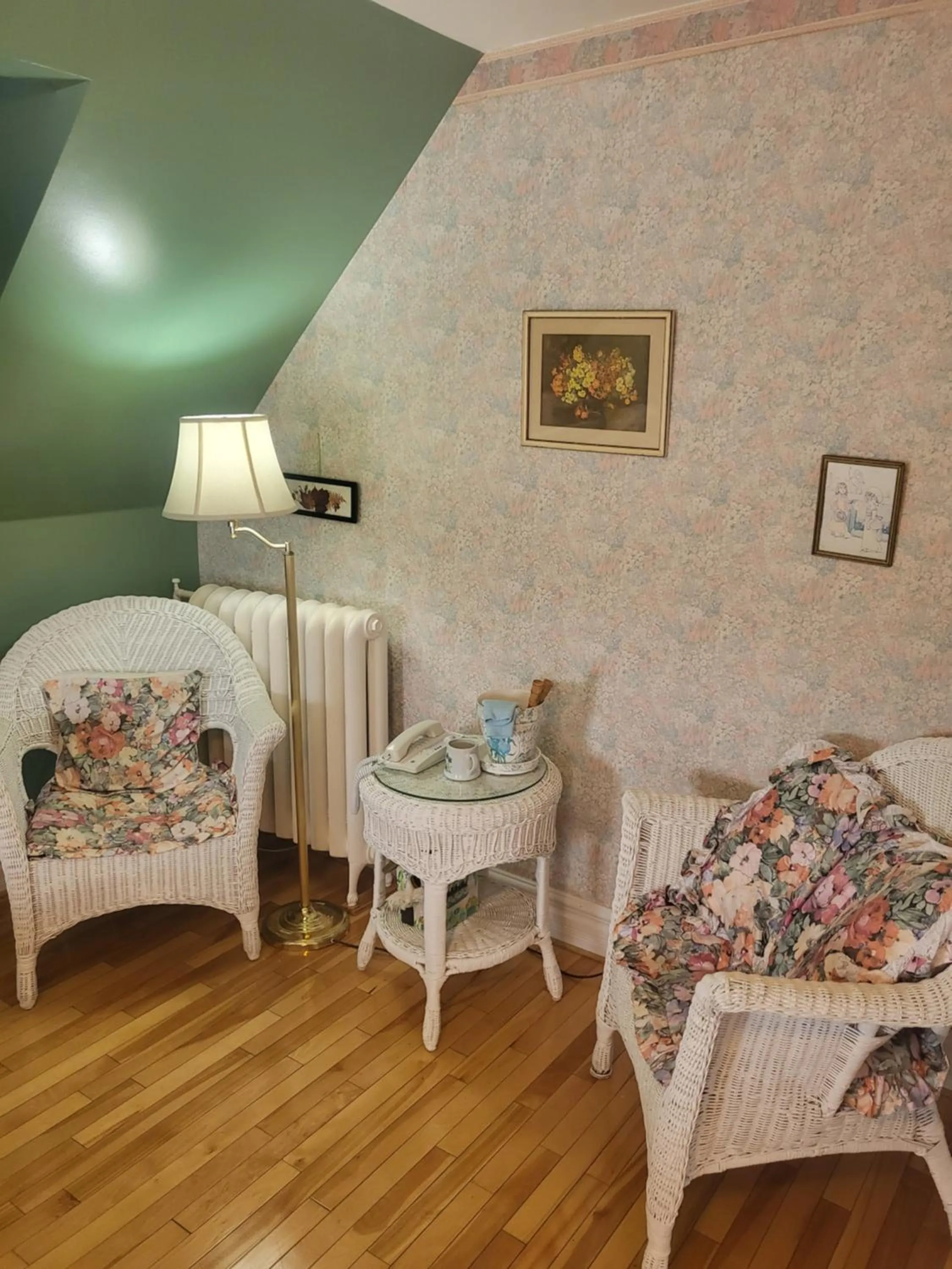 Bed in Cranberry Cove Inn