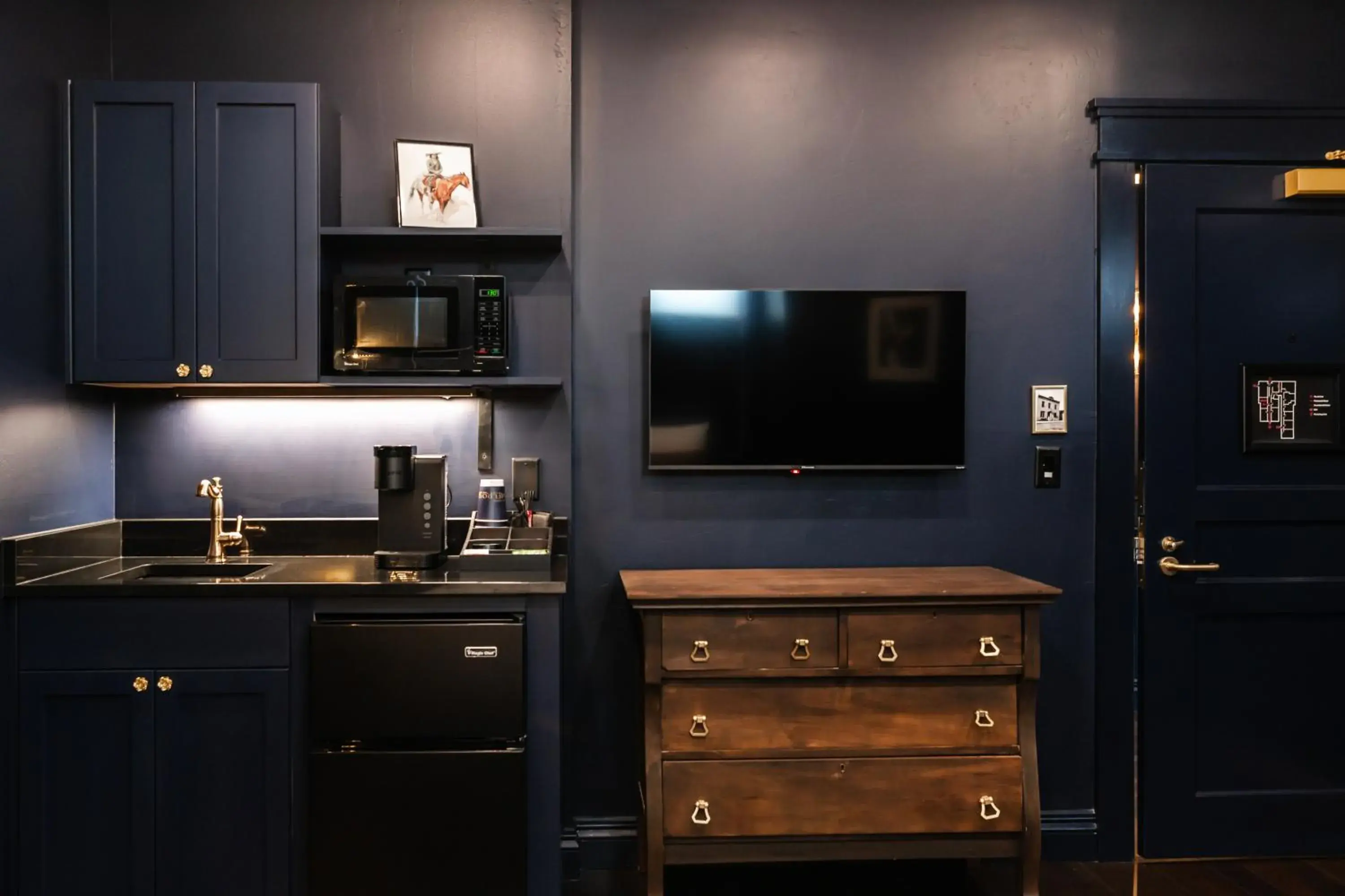 Standard Queen Room in The Hotel Melrose Standard Queen Room in The Hotel Melrose