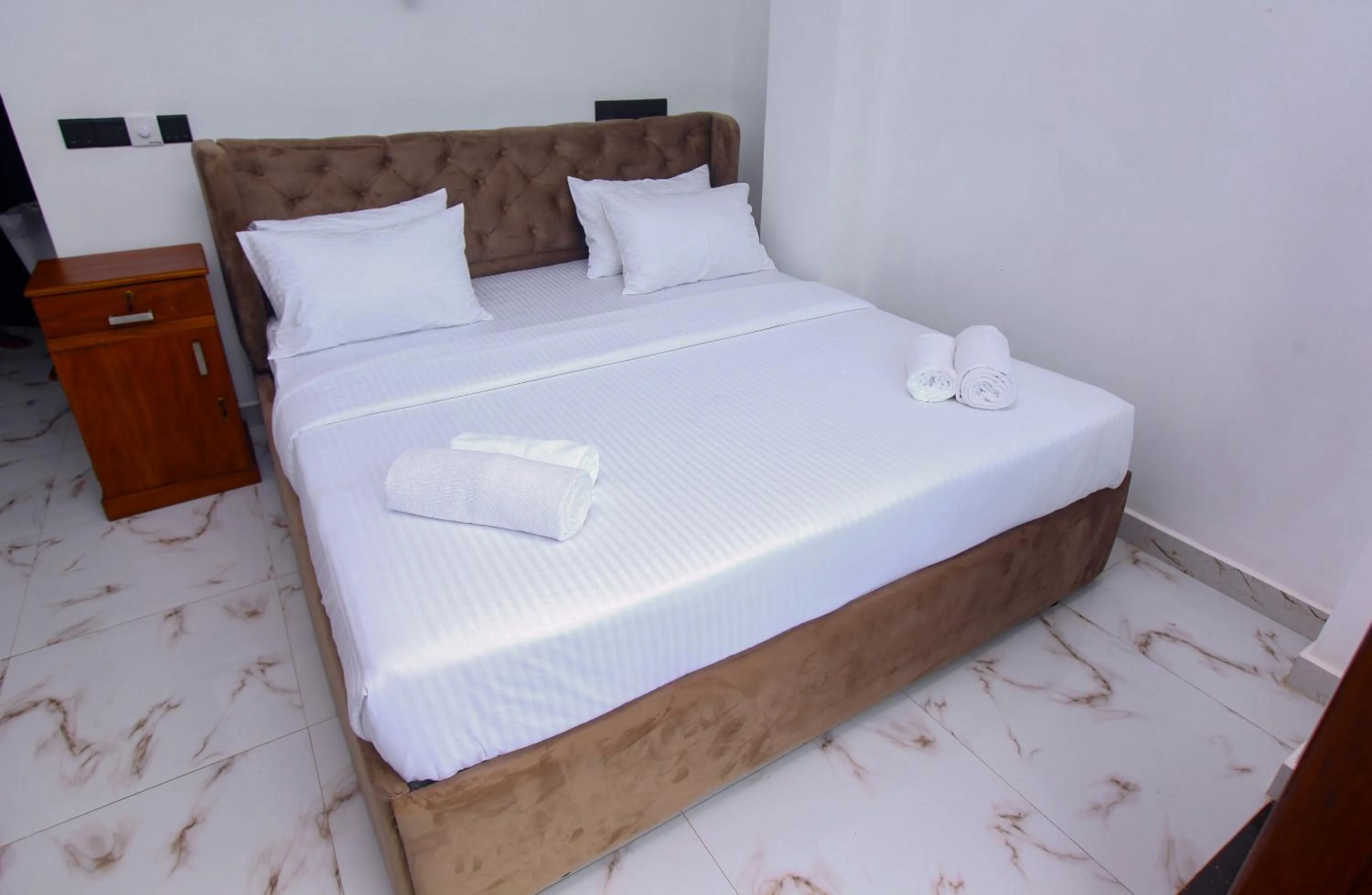 TV and multimedia, Bed in Sakura Surf Lanka Hotel & Restaurant