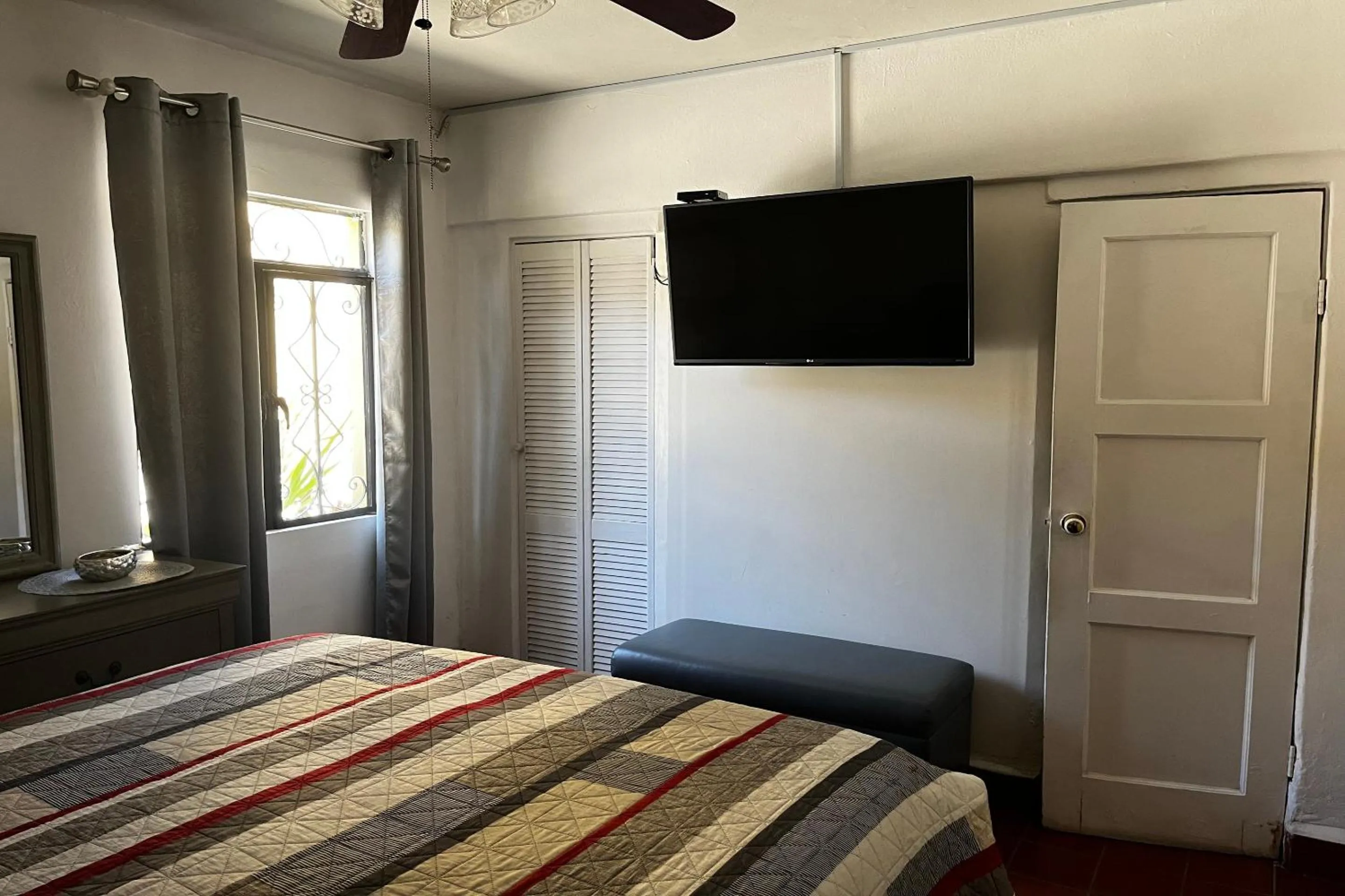 Bedroom in OYO Hotel Linda Tijuana