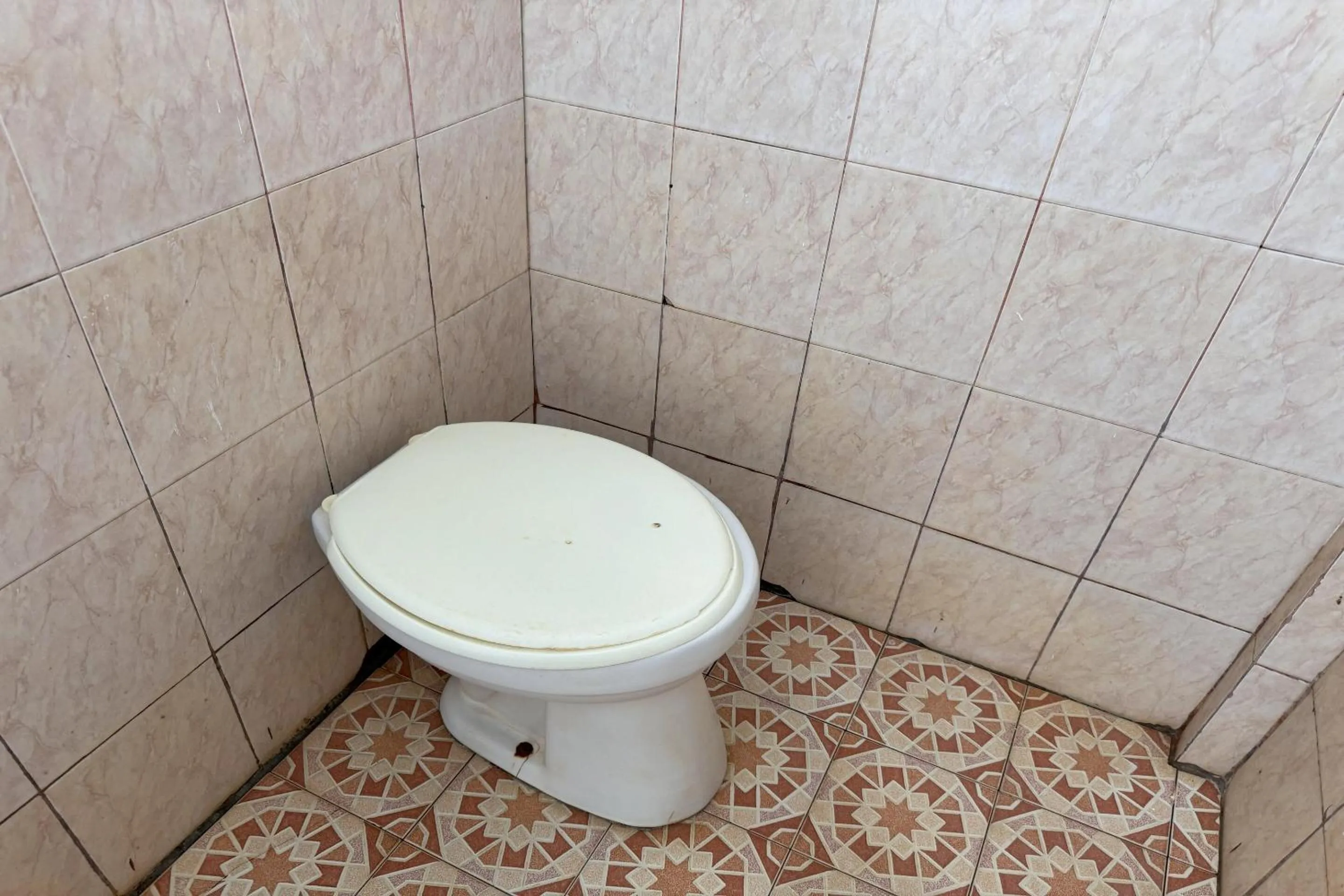 Bathroom in Hotel O Kost Btnompo Near SDI Bontosallang