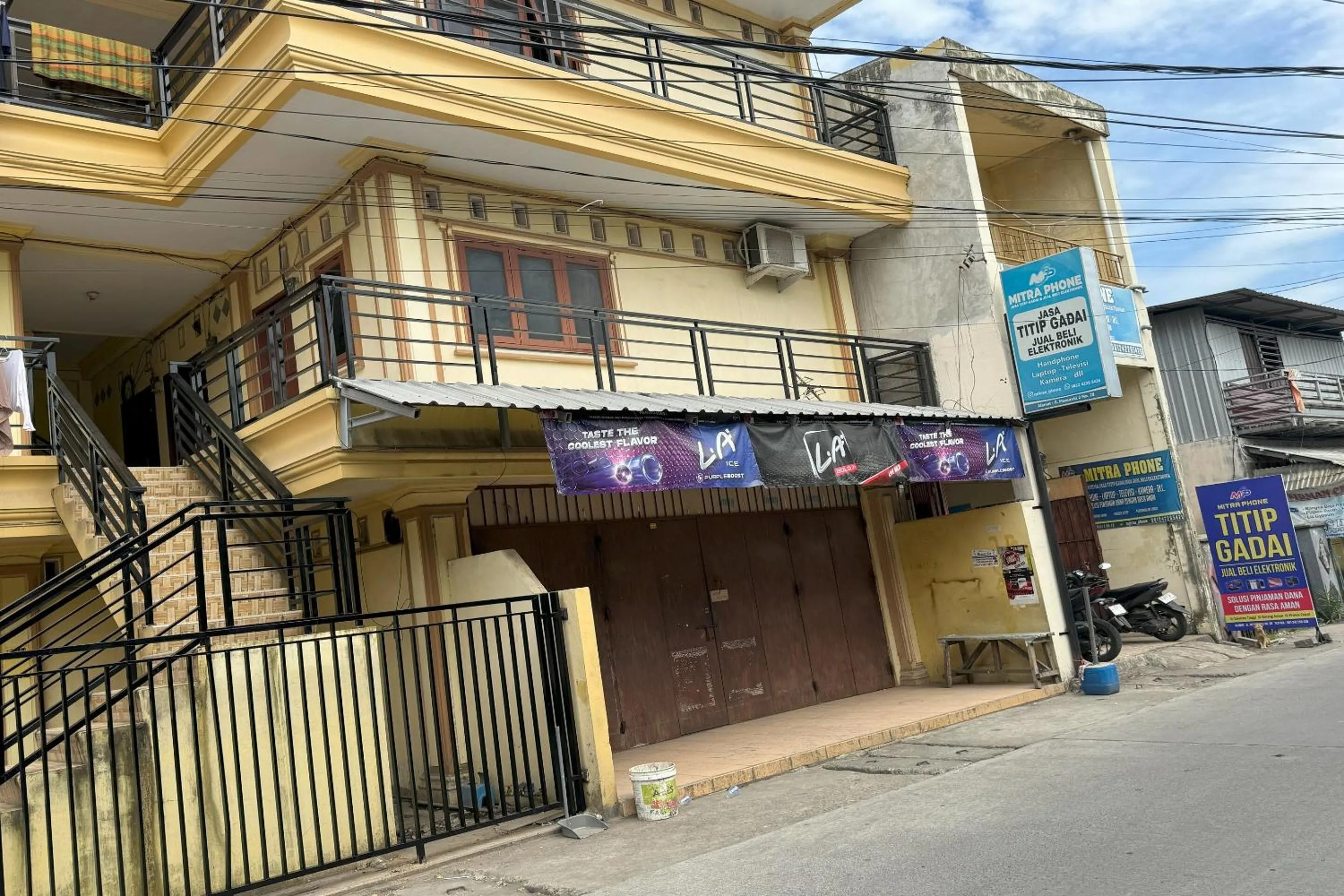 Facade/entrance in Hotel O Kost Btnompo Near SDI Bontosallang