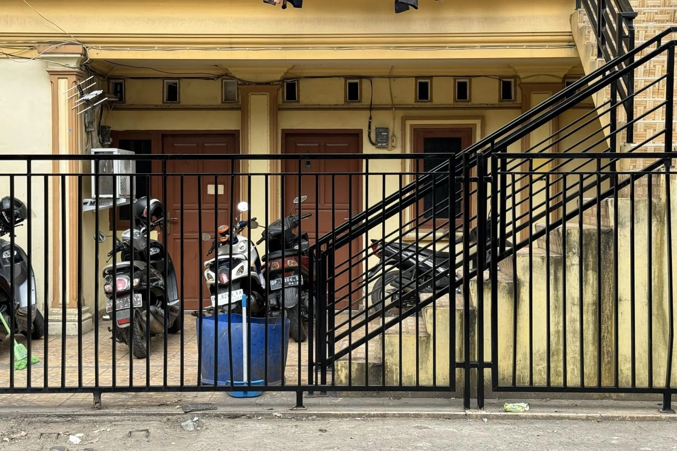 Facade/entrance in Hotel O Kost Btnompo Near SDI Bontosallang