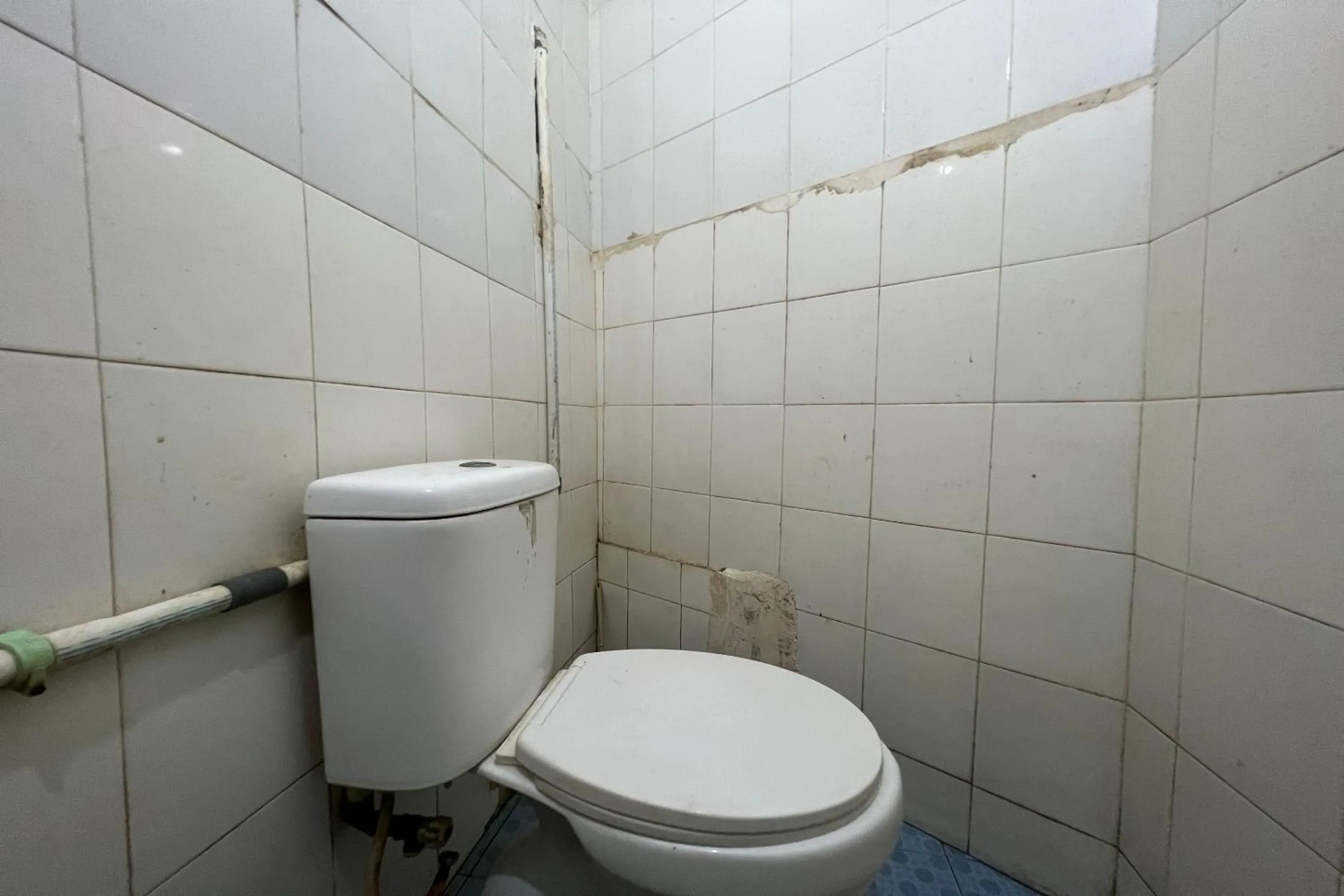 Bathroom in Hotel O Kost Aisyah Near Citra Grand Galesong City(Pattalassang)