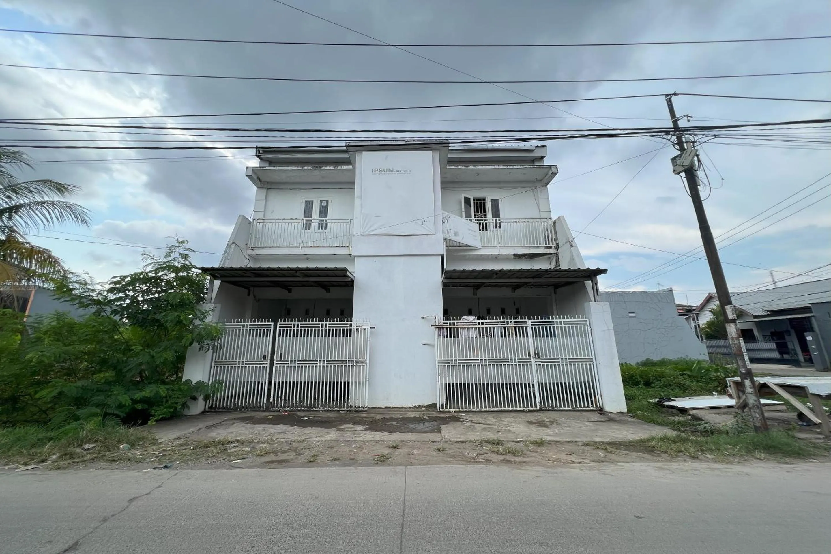 Facade/entrance in Hotel O Kost Aisyah Near Citra Grand Galesong City(Pattalassang)