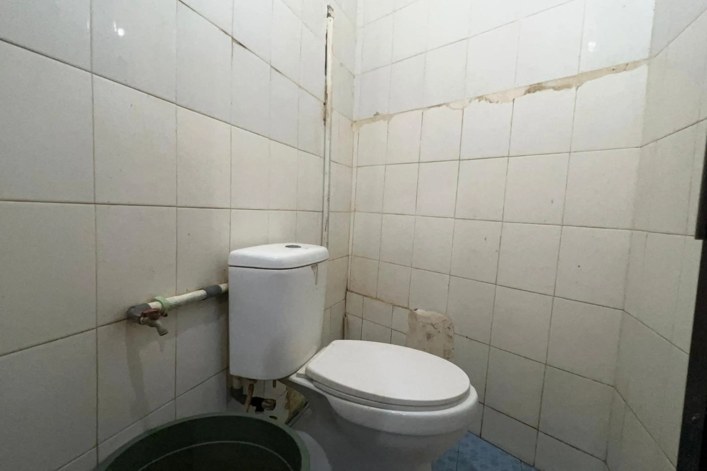 Bathroom in Hotel O Kost Aisyah Near Citra Grand Galesong City(Pattalassang)