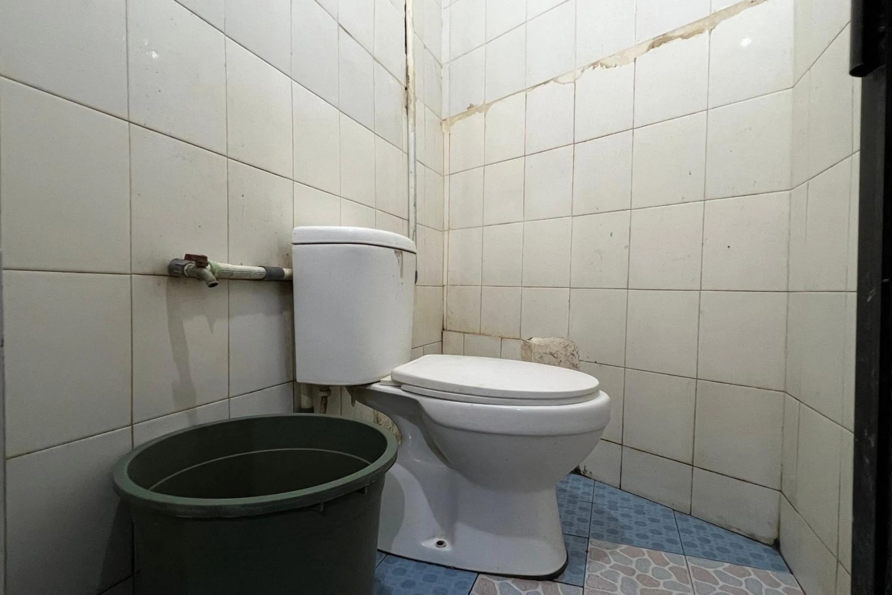 Bathroom in Hotel O Kost Aisyah Near Citra Grand Galesong City(Pattalassang)