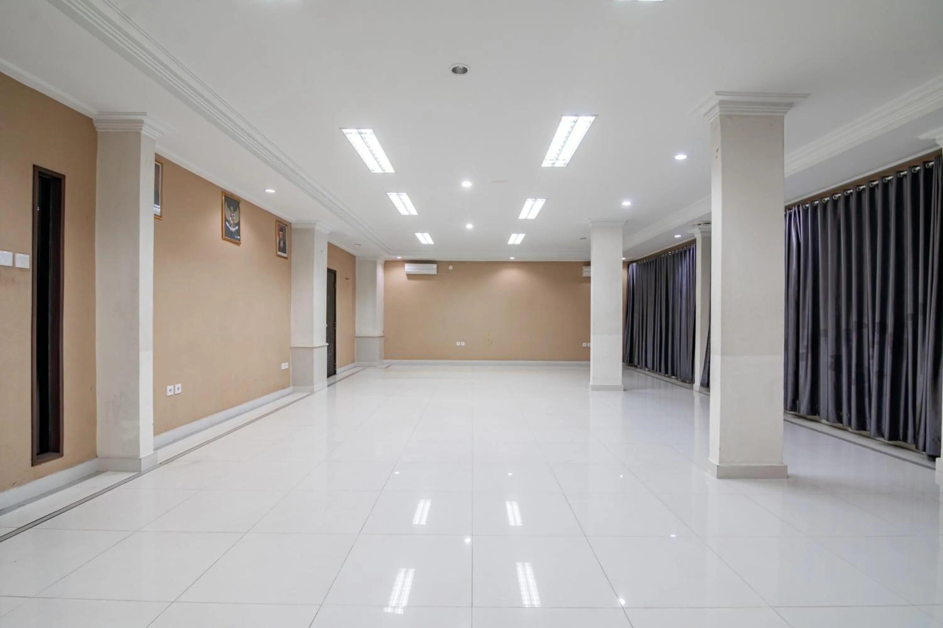 Business facilities in Collection O Senapelan Near Rsud Petala Bumi Formerly De Town Hotel
