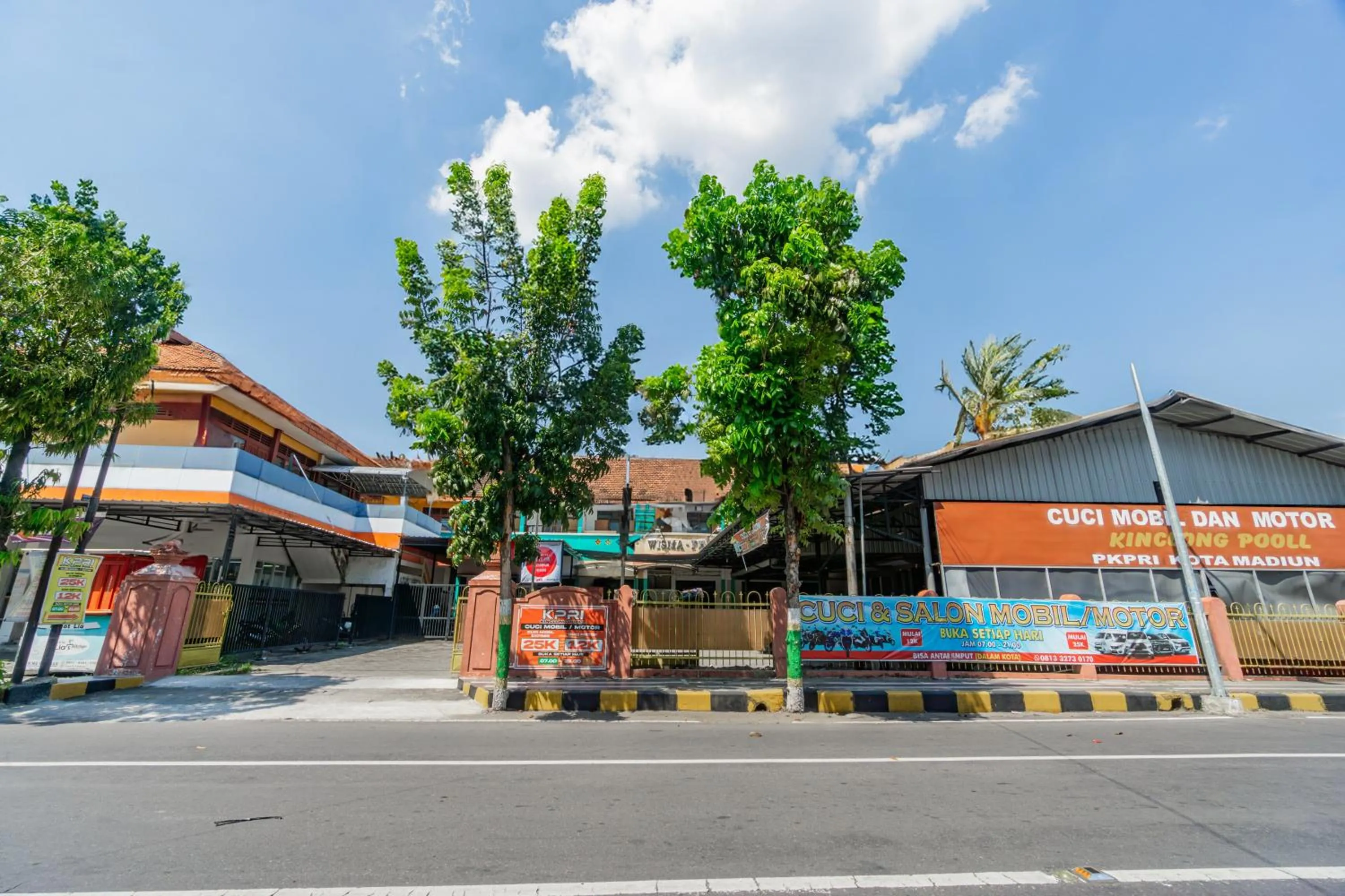 Facade/entrance in Hotel O Central Madiun Near Stasiun Kota Madiun