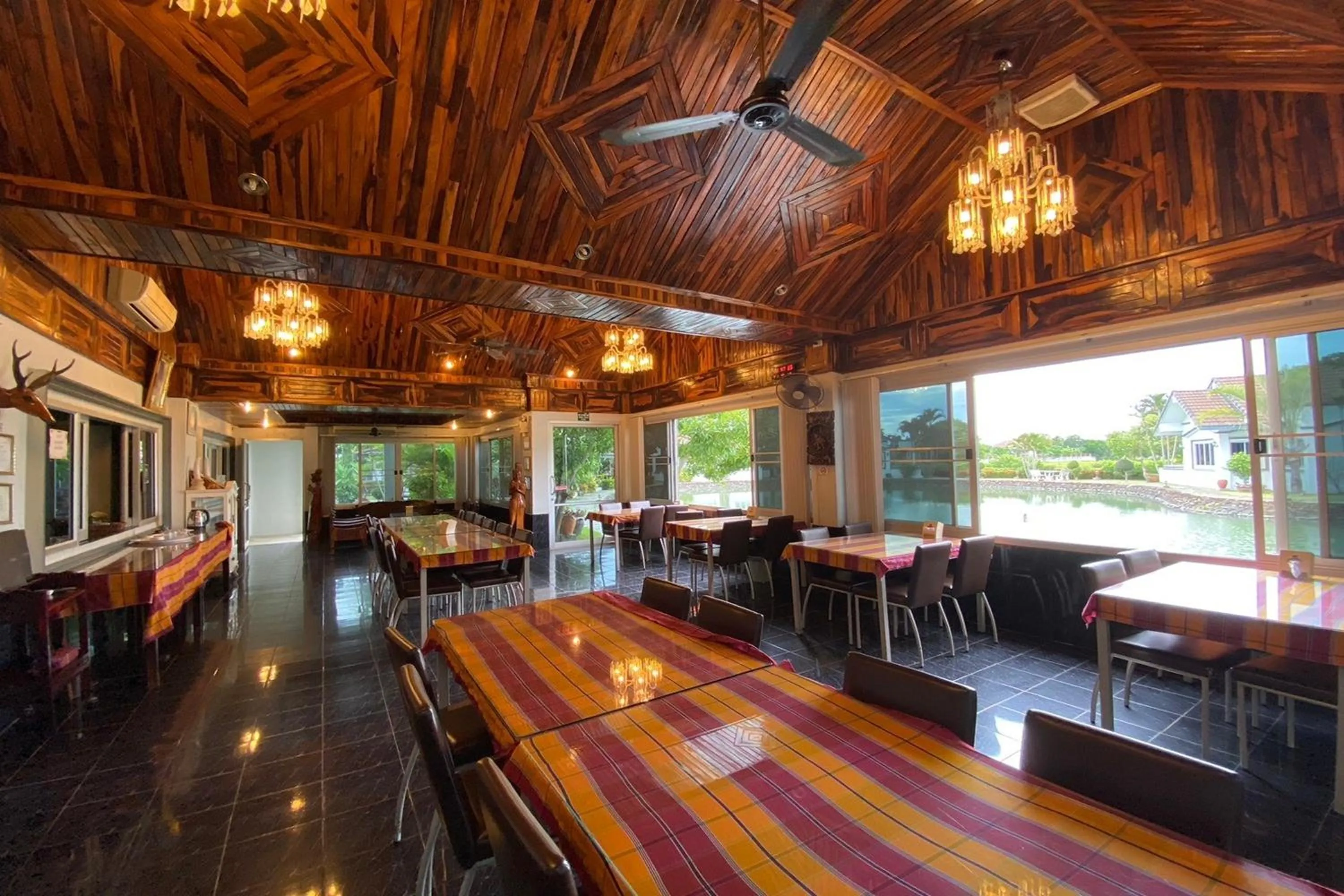 Restaurant/places to eat in Baan Sanuan Resort