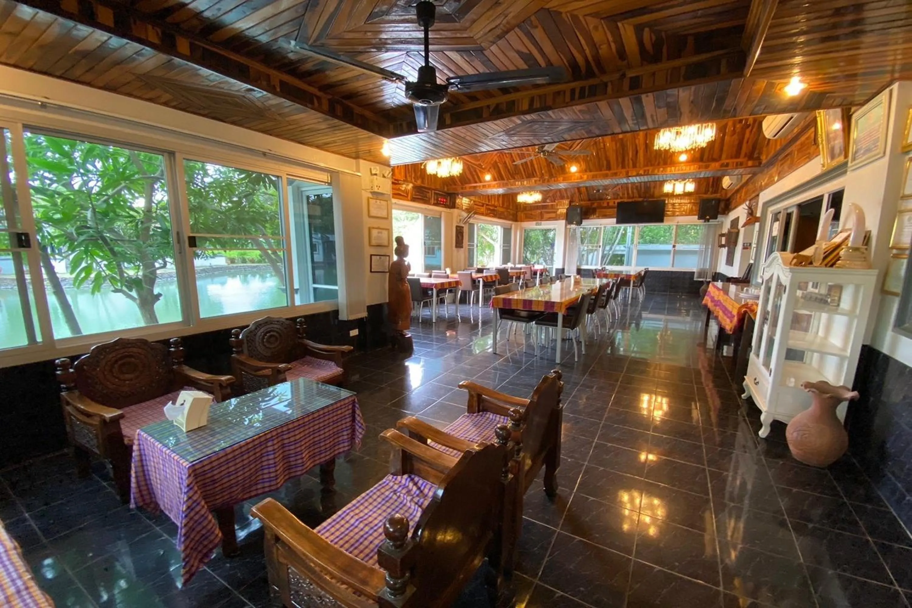 Restaurant/places to eat in Baan Sanuan Resort