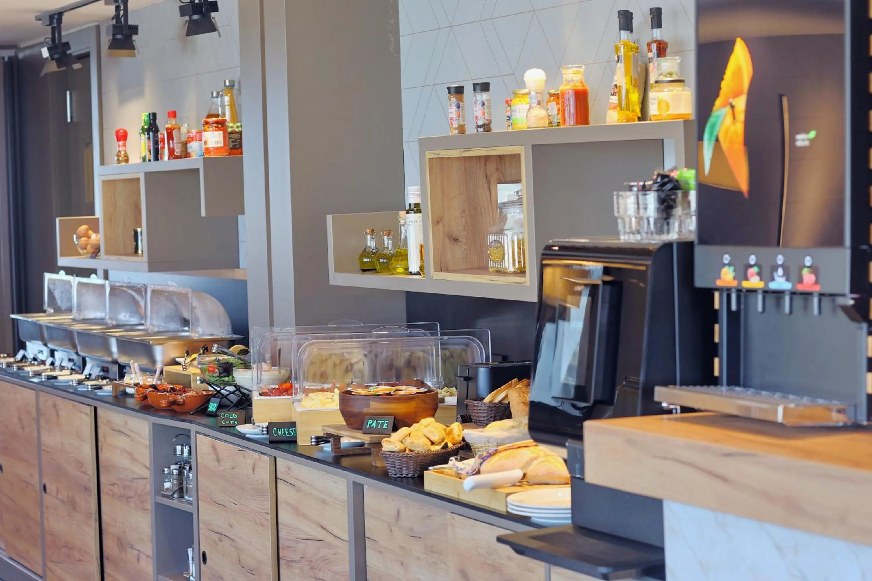 Coffee/tea facilities in Lumière Hotel Pool & SPA