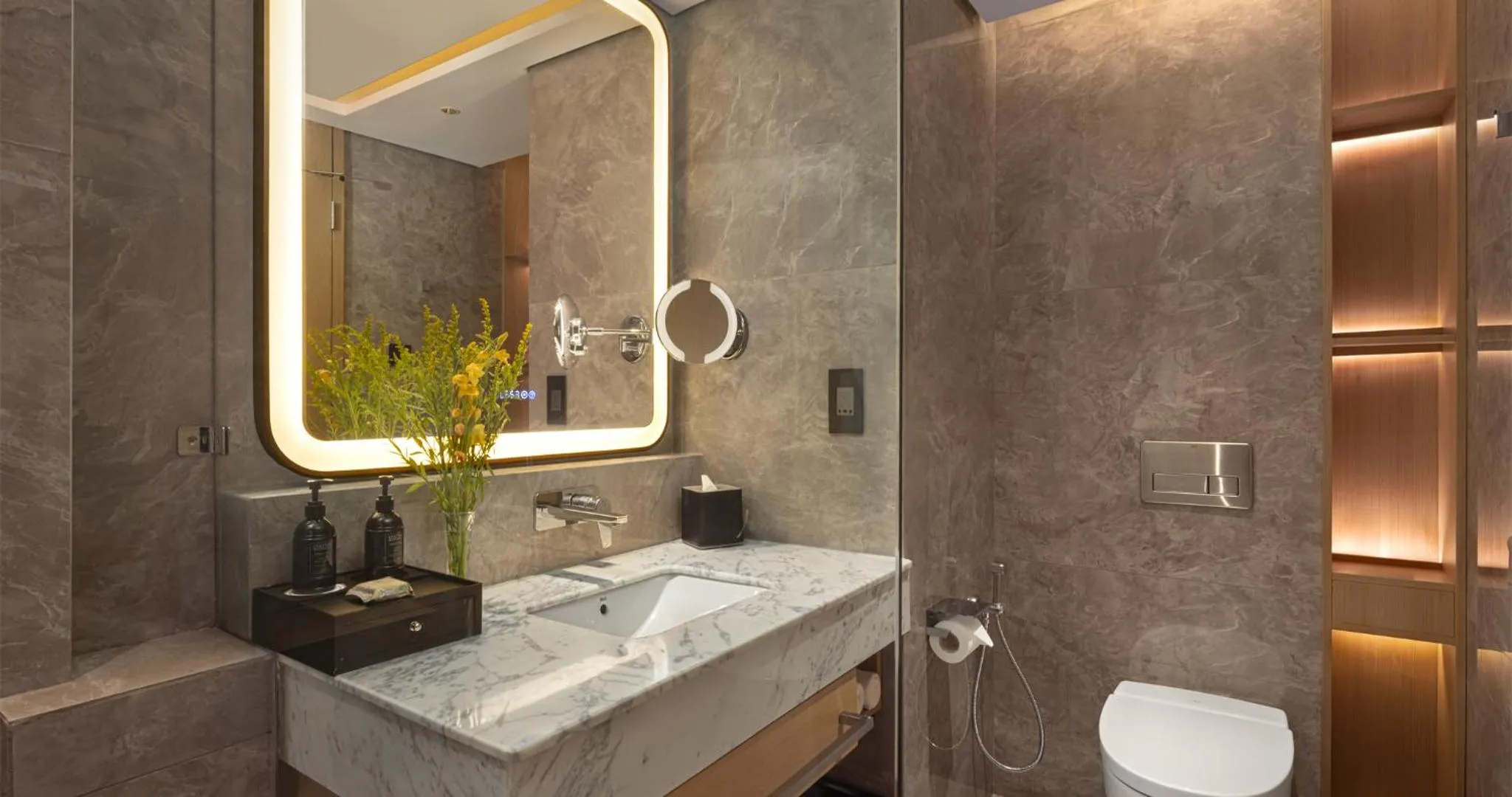 Toilet in Amari Colombo, Sri Lanka