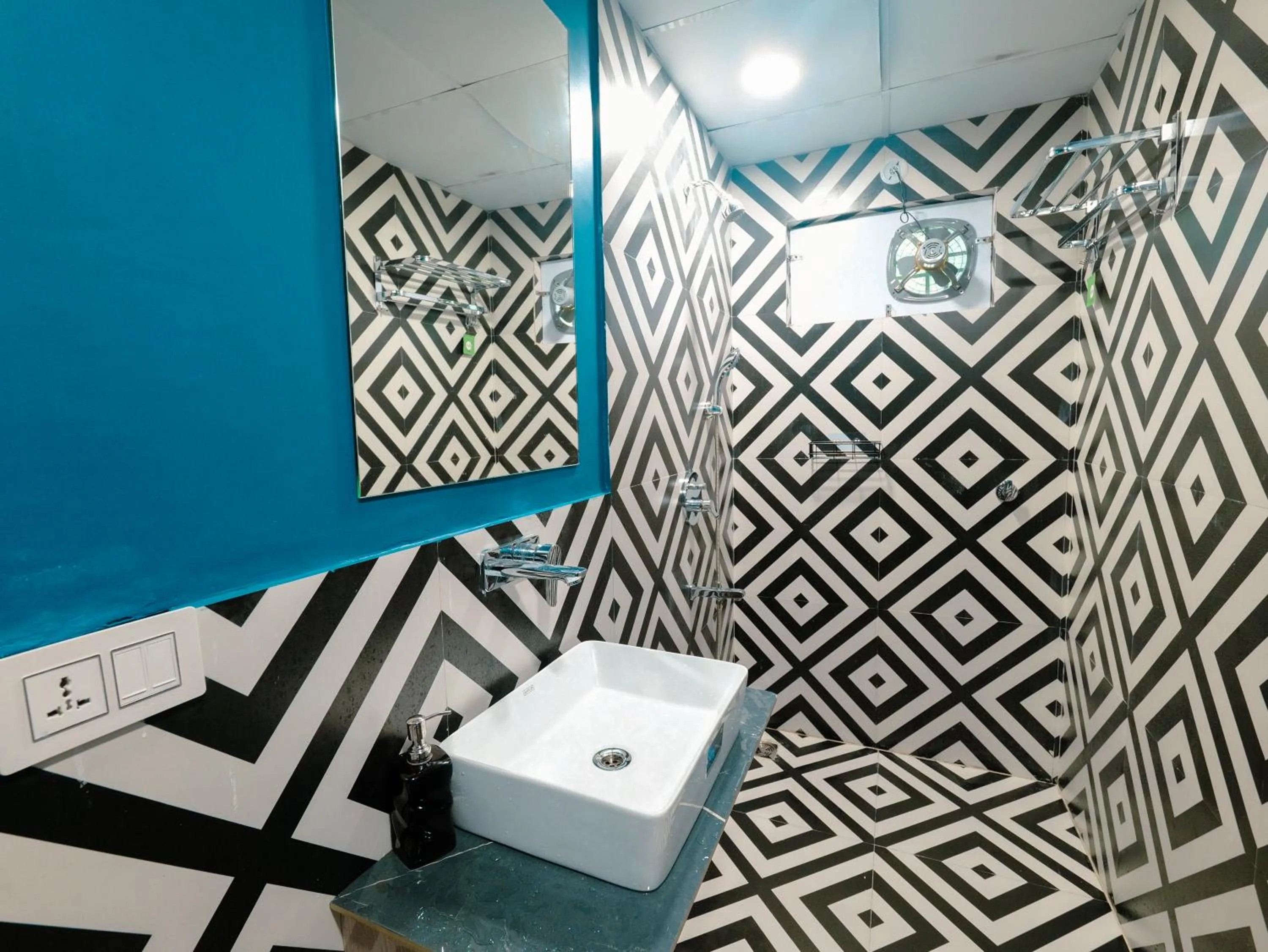 Shower in Hoztel Jollygrrant Doon