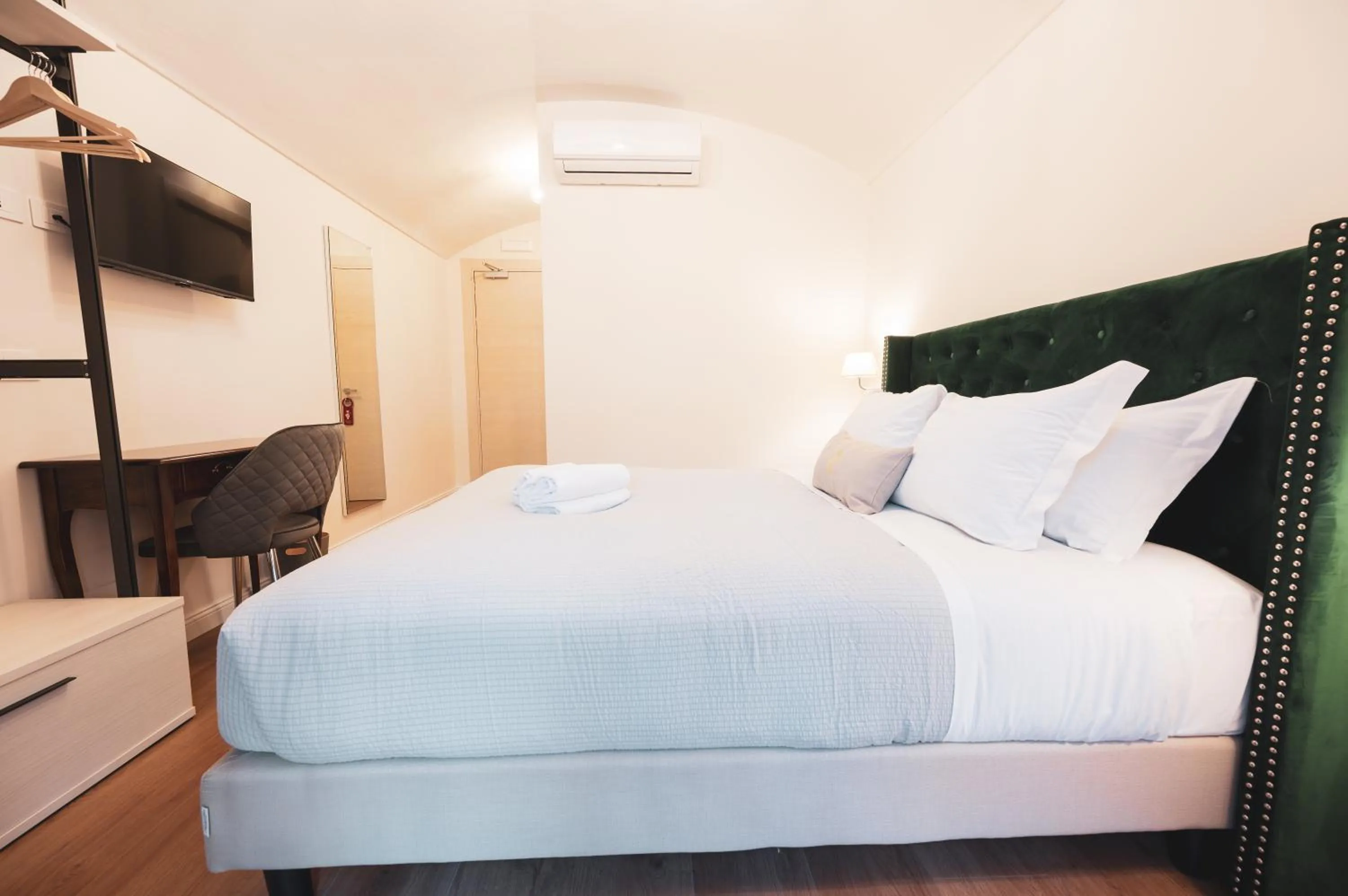 Bedroom, Bed in Carlo Felice Boutique Hotel