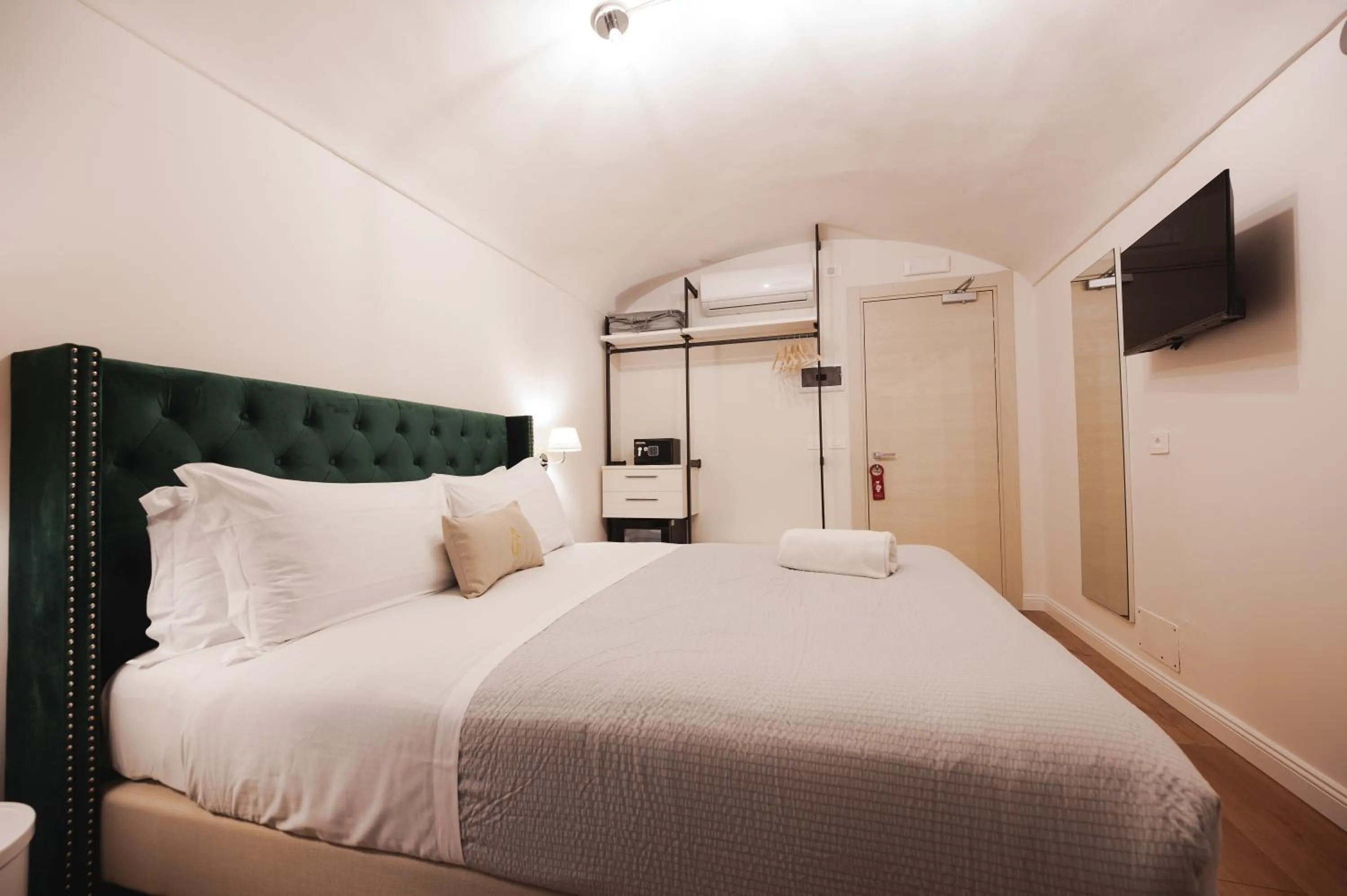 TV and multimedia, Bed in Carlo Felice Boutique Hotel