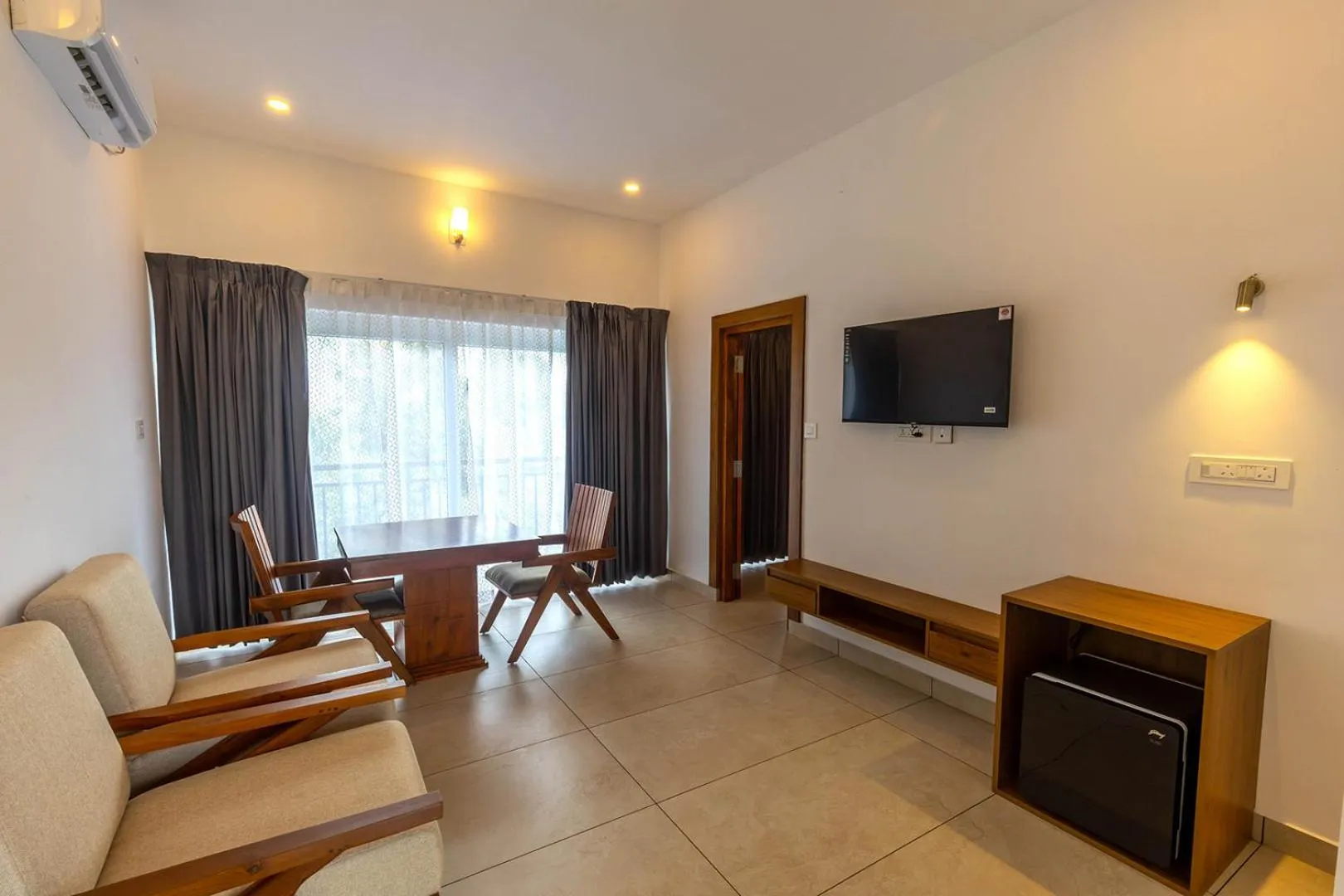 Communal lounge/ TV room in SandalMist Resort and Spa