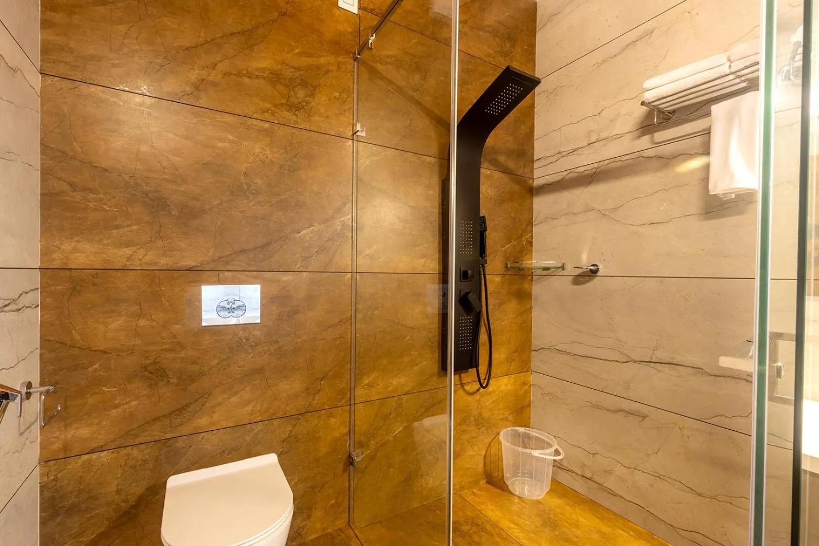 Shower in SandalMist Resort and Spa