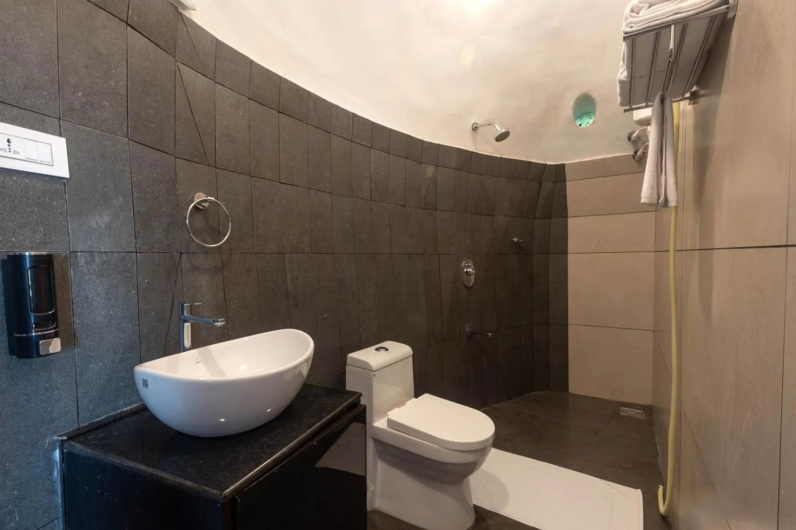 Shower in SandalMist Resort and Spa