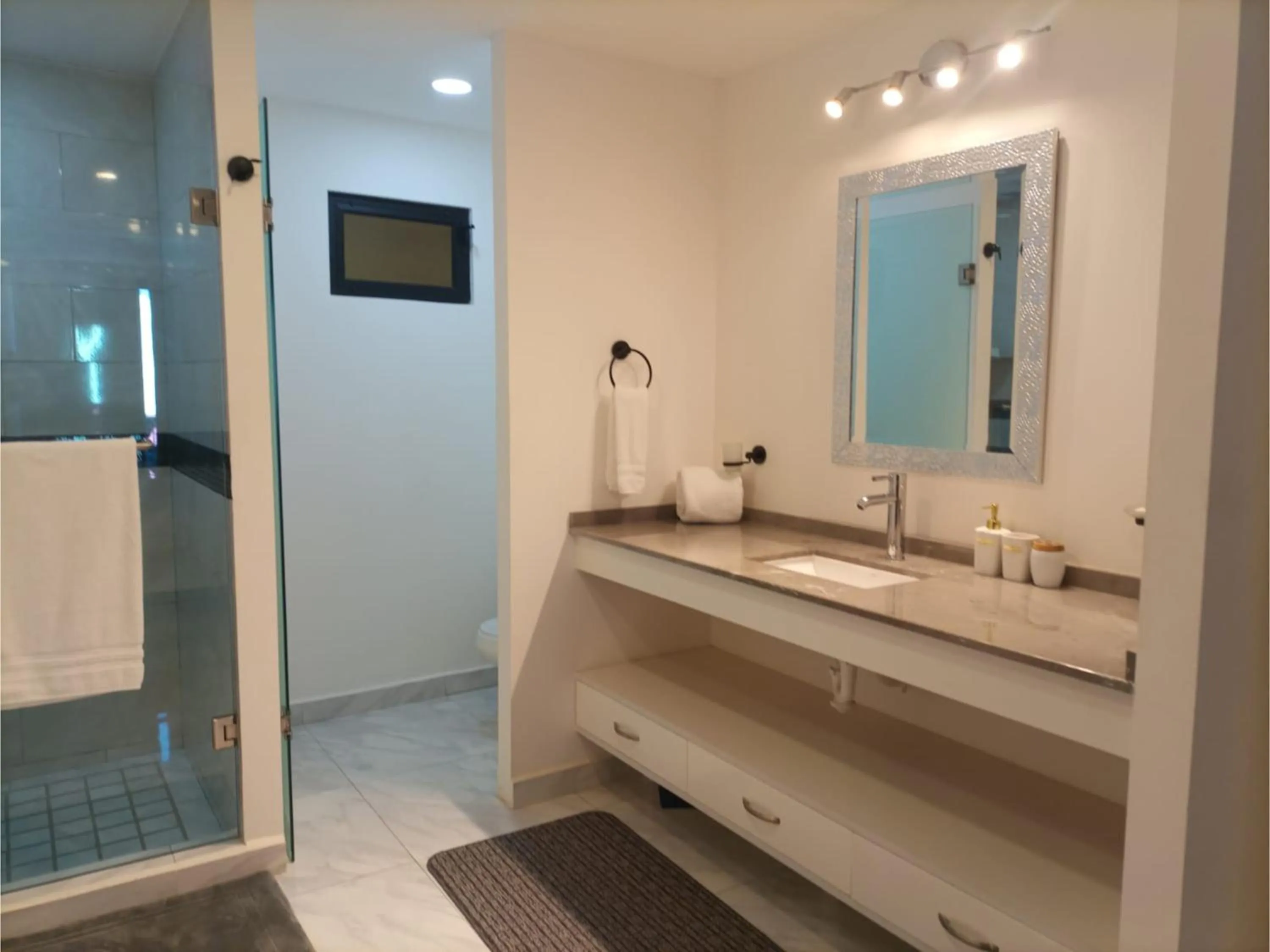 Bathroom in Collection O Morgan City Center, Los Cabos