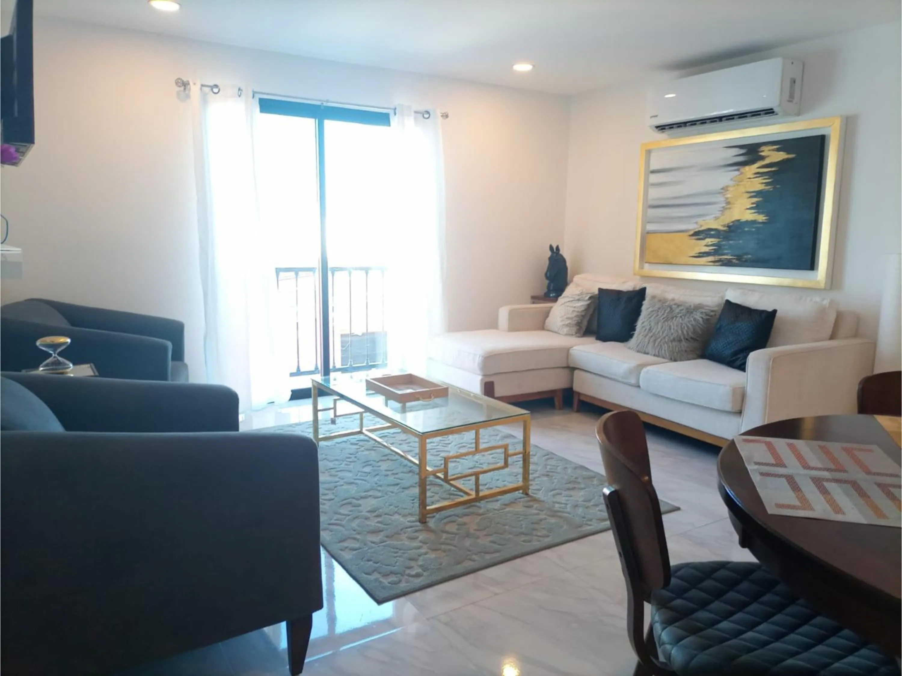 Living room in Collection O Morgan City Center, Los Cabos