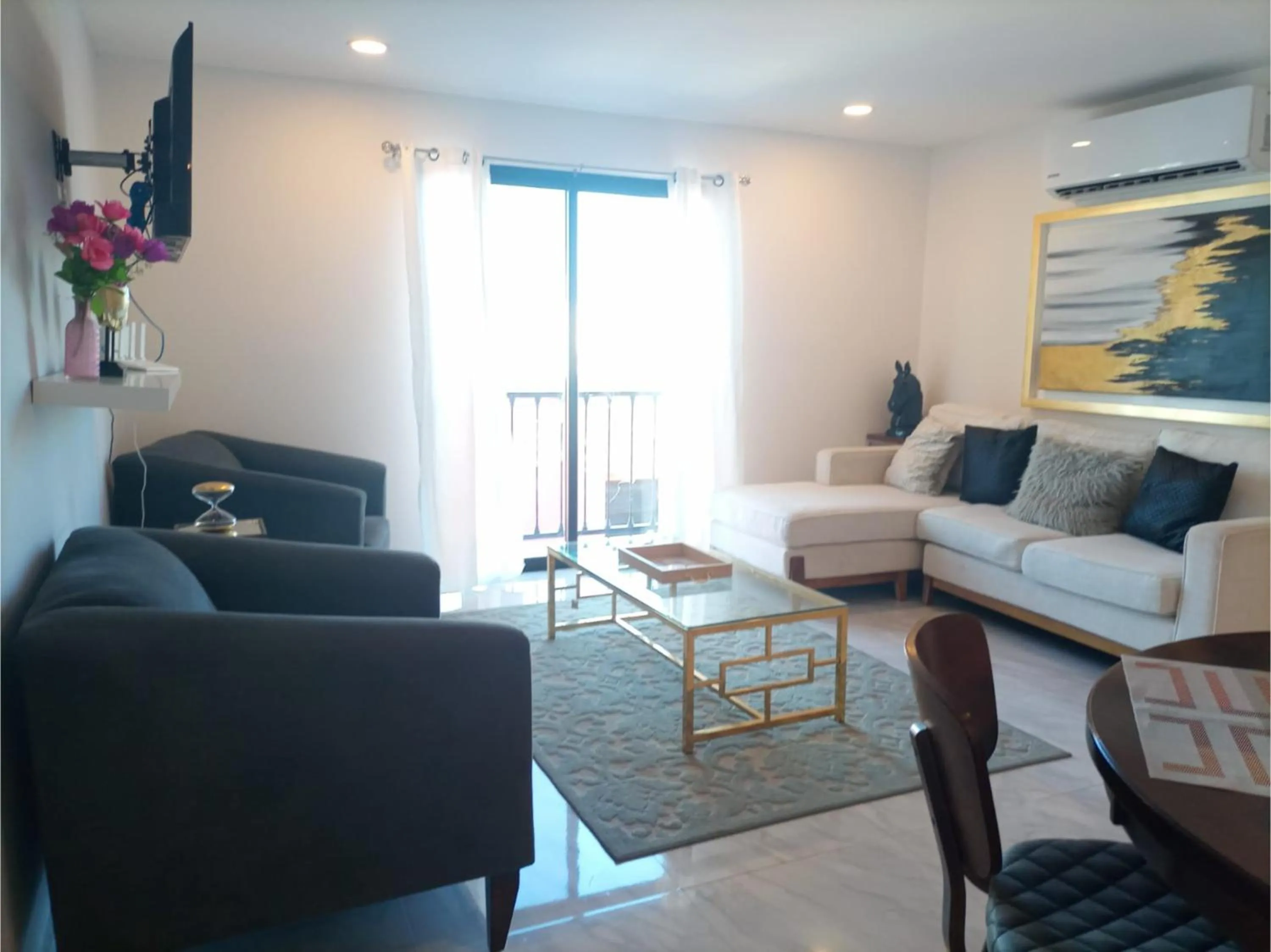 Living room in Collection O Morgan City Center, Los Cabos