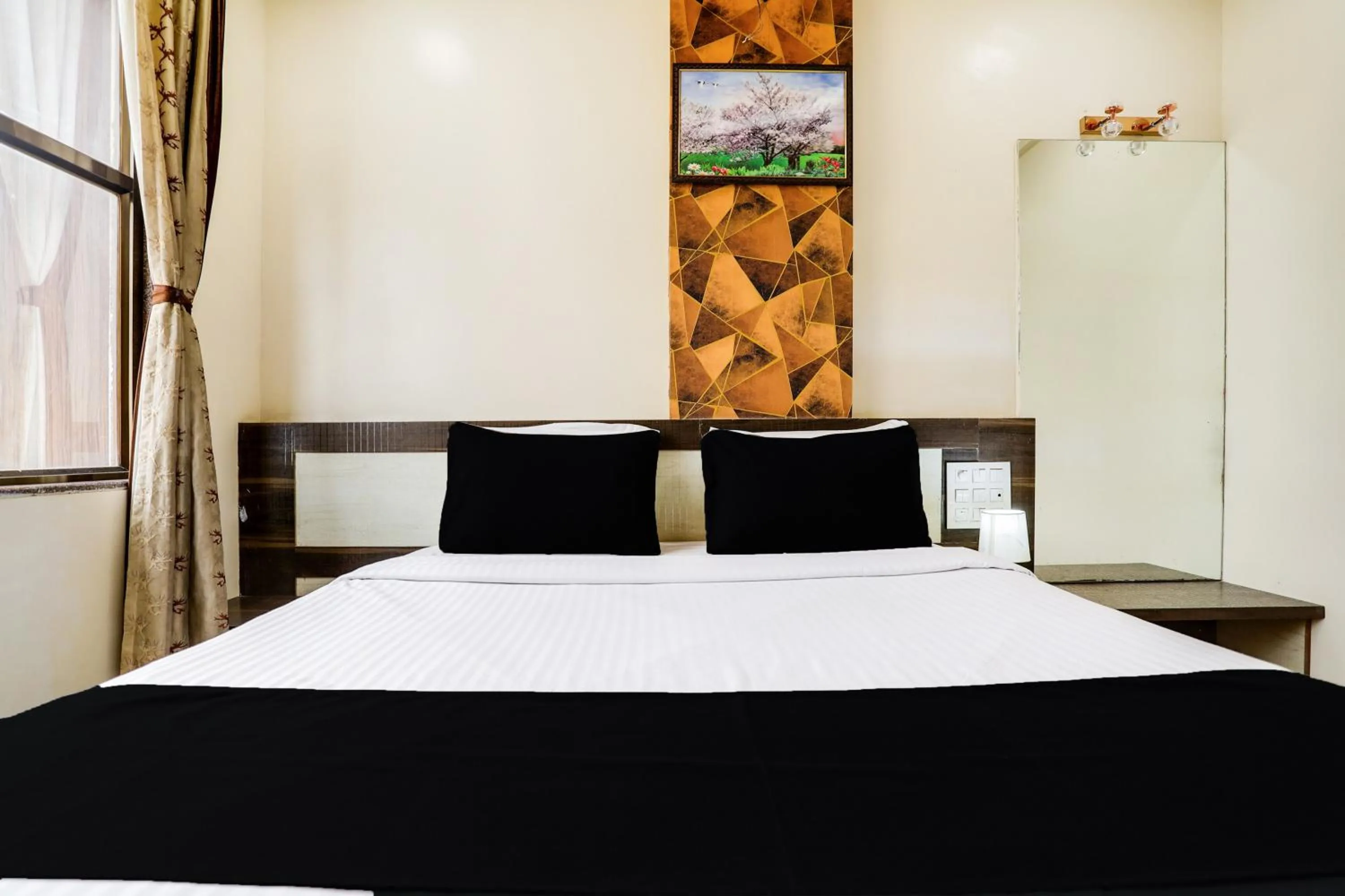 Bedroom, Bed in Super Hotel O Palkhi Road Near Sai Baba Temple Formerly Netra Sai