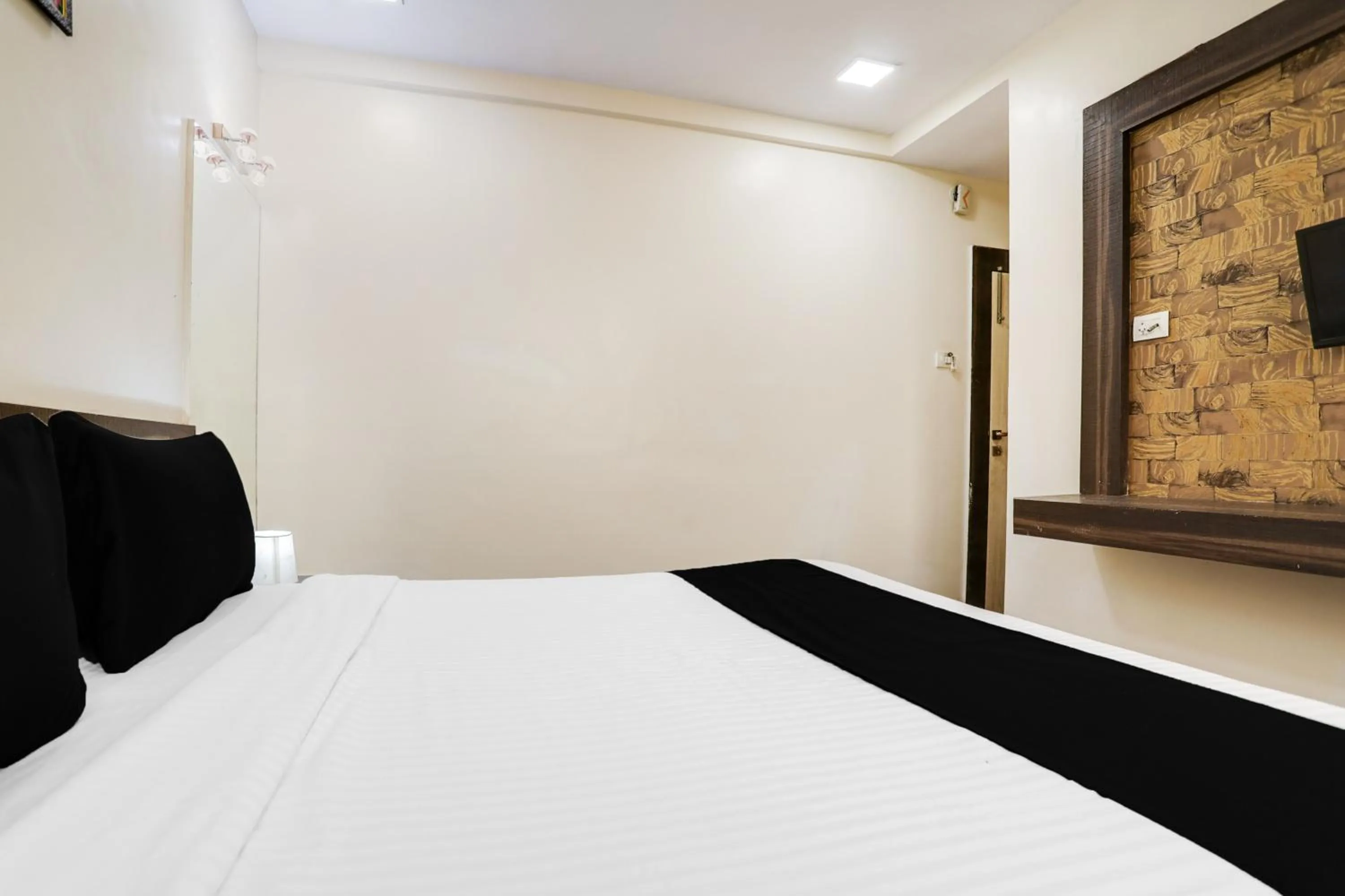 Bedroom, Bed in Super Hotel O Palkhi Road Near Sai Baba Temple Formerly Netra Sai