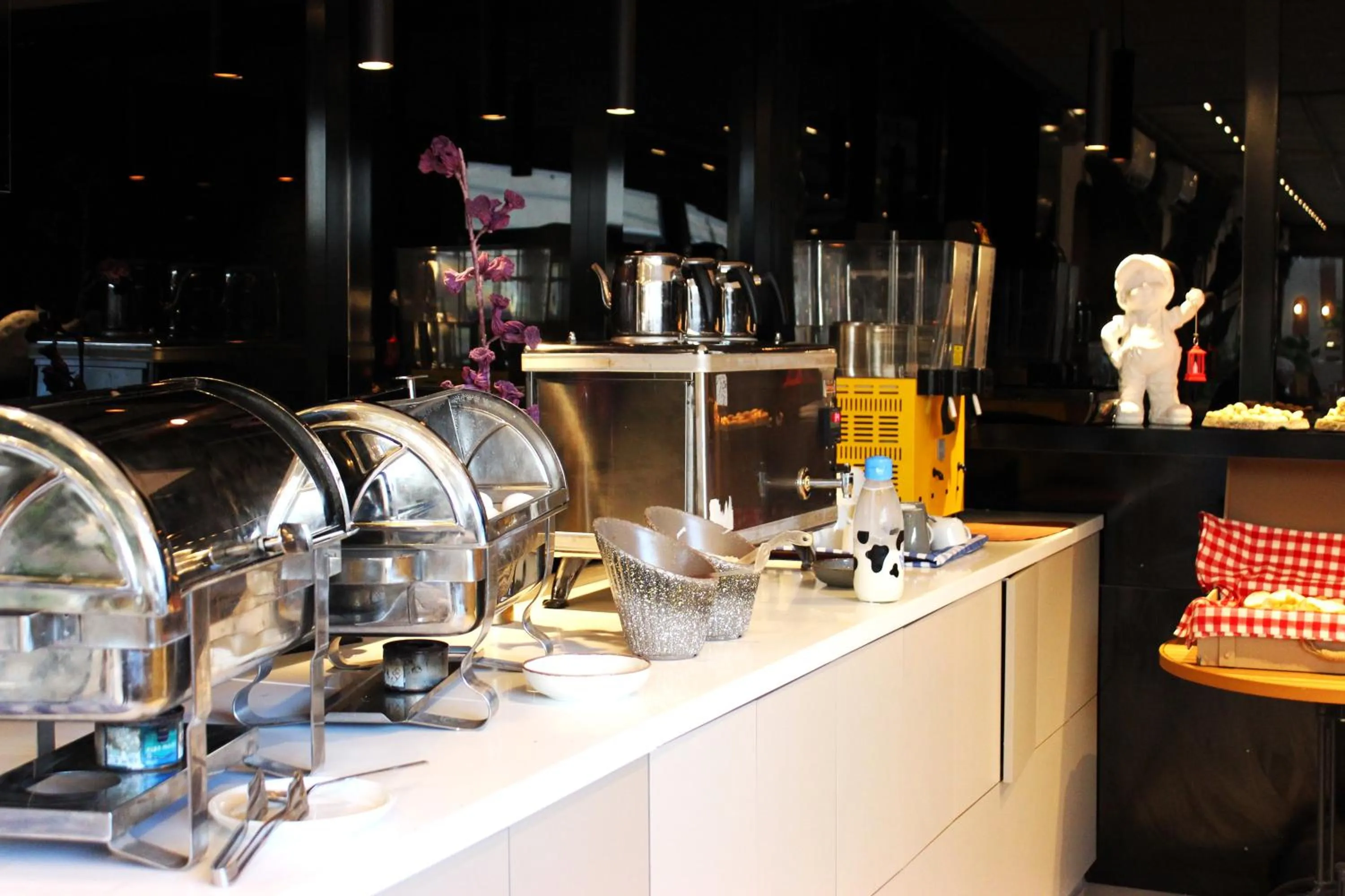 Buffet breakfast in Bonnie City Hotel