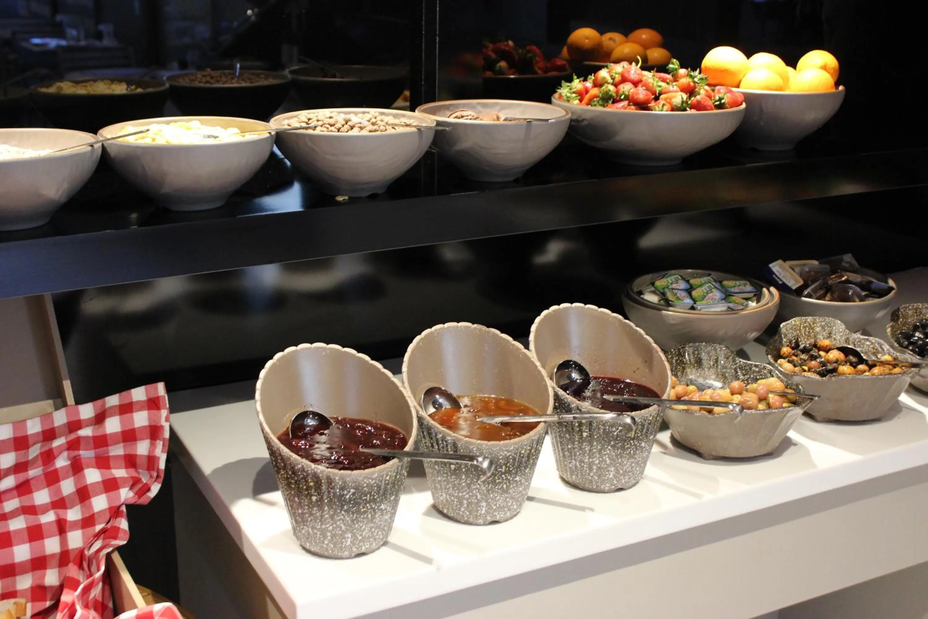 Buffet breakfast in Bonnie City Hotel