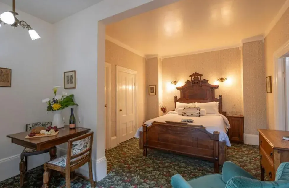 Standard Studio in Dennen's Victorian Farmhouse Standard Studio in Dennen's Victorian Farmhouse